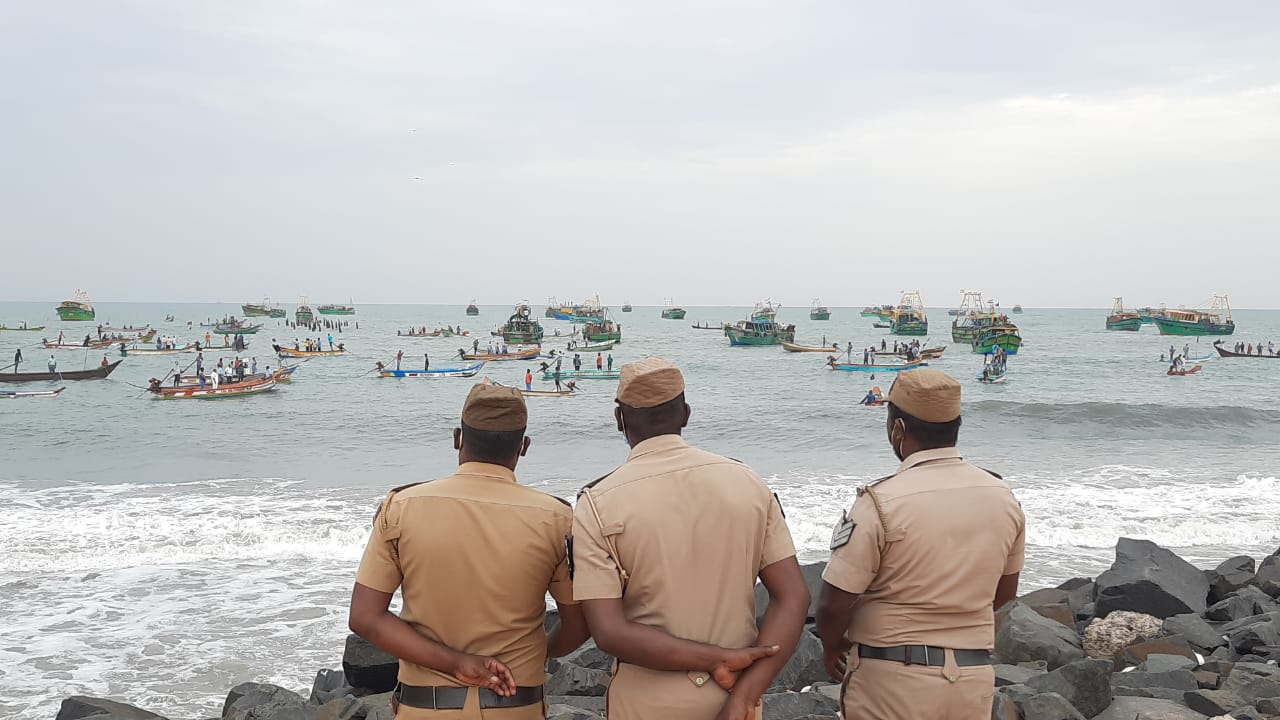 கடலில் கறுப்புக்கொடி ஏற்றி நூற்றுக்கு‌ம் மே‌ற்ப‌ட்ட படகு மூலம் மீனவர்கள் போராட்டம்