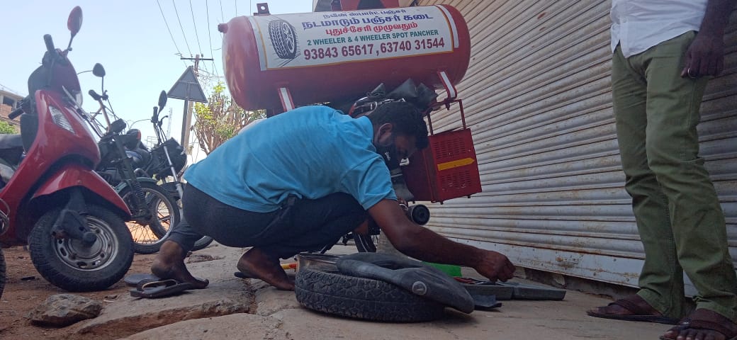 mobile puncher shop by mechanic naveen, பஞ்சர் கடை நவீன்