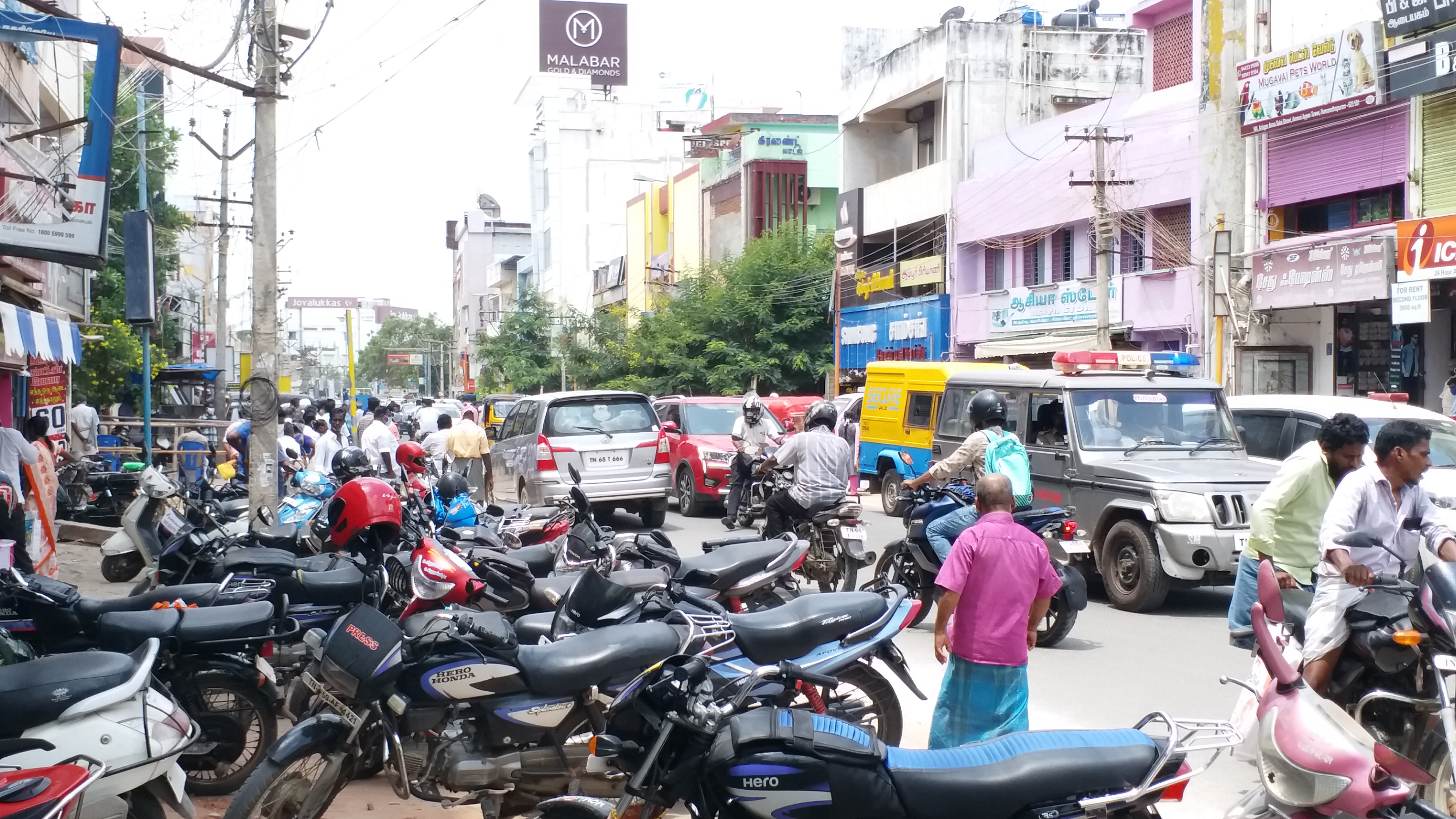 அணியணியாக தெருவில் பார்க் செய்யப்பட்டிருக்கும் இருசக்கர வாகனங்கள்