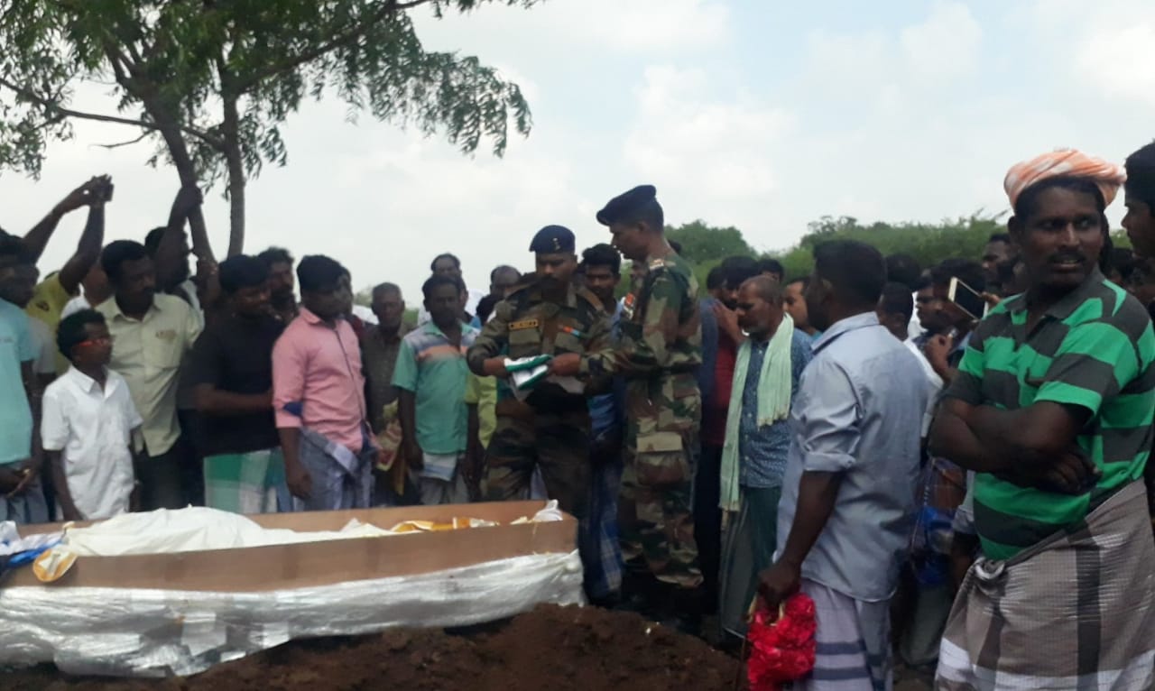 Armyman dead  ராமநாதபுரம் ராணுவ வீரர் உயிரிழப்பு  மீசல் கிராமம்  ராணுவ வீரருக்கு மரியாதை  army person dead body buried his village