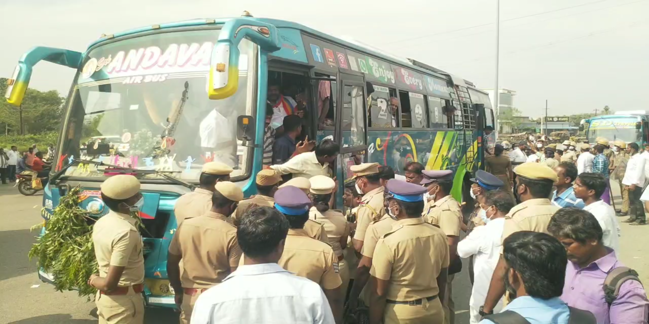 pmk road blockage protest: heavy traffic in vellore