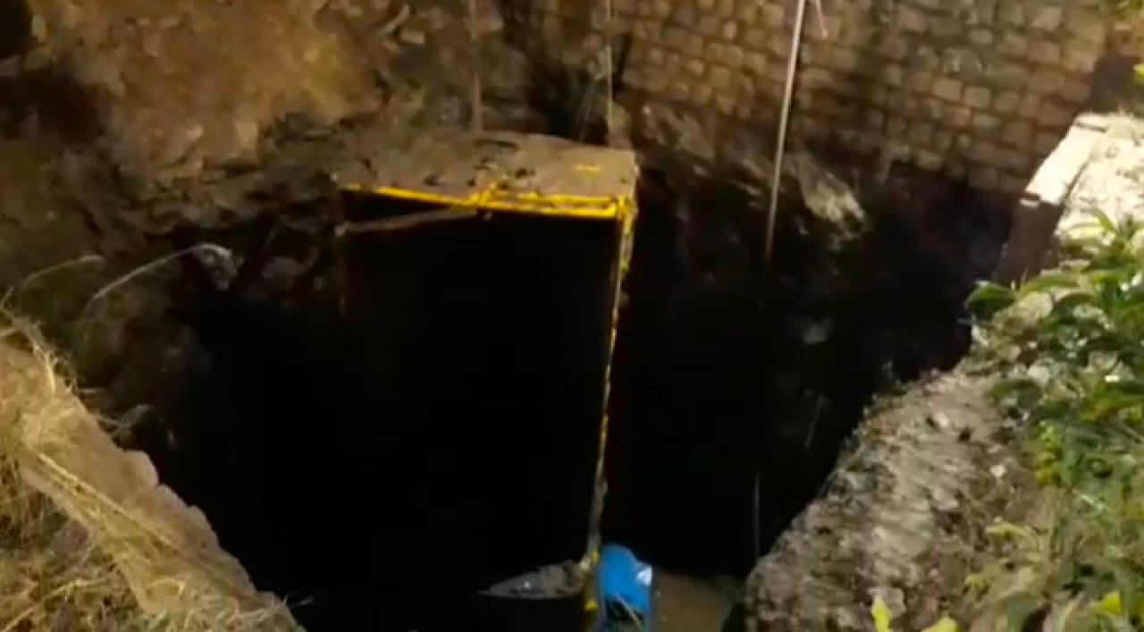 salem a load lorry accidentally fell in a 60-ft well