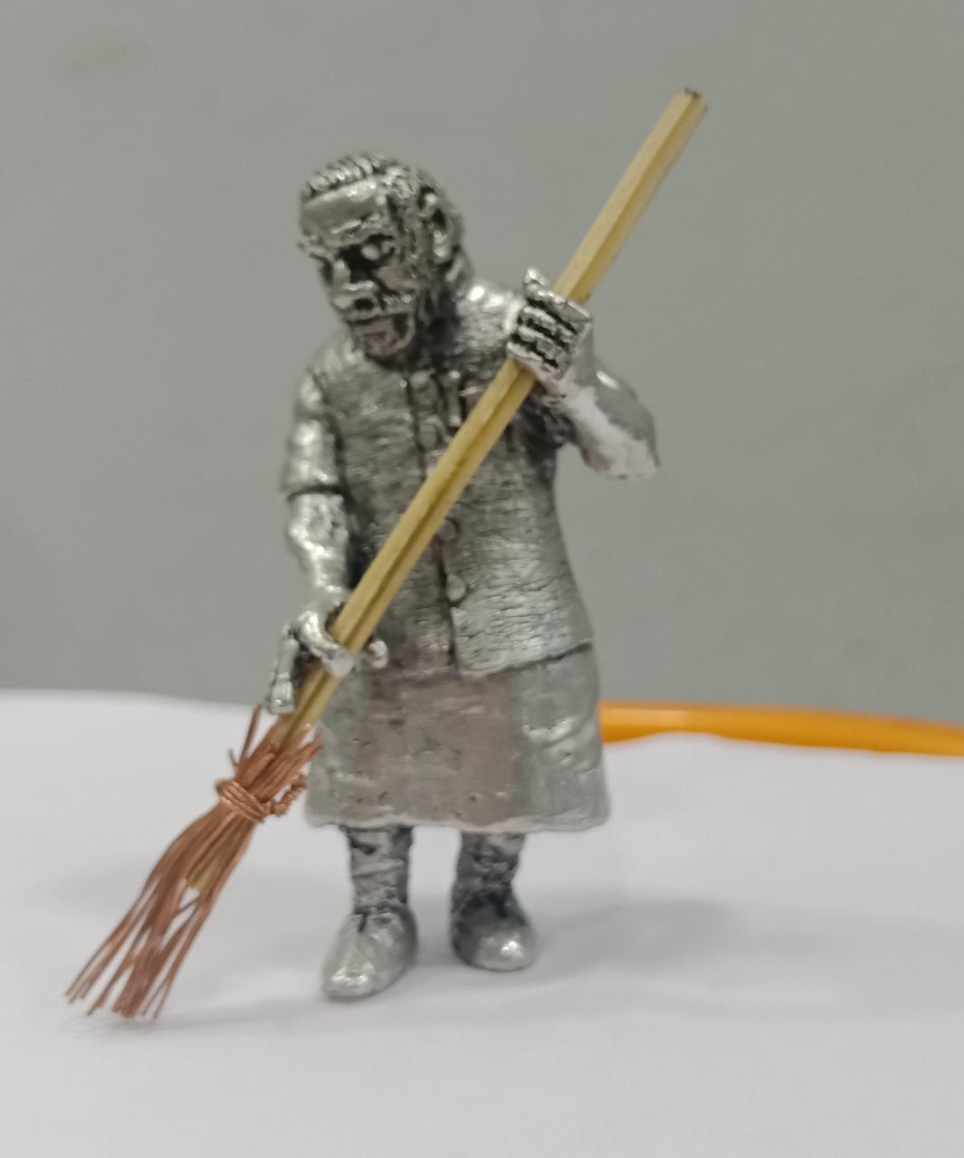 Goldsmith fasinated by 'Clean India' of Modi, carves miniature statue