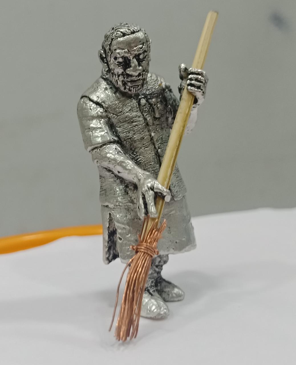 Goldsmith fasinated by 'Clean India' of Modi, carves miniature statue