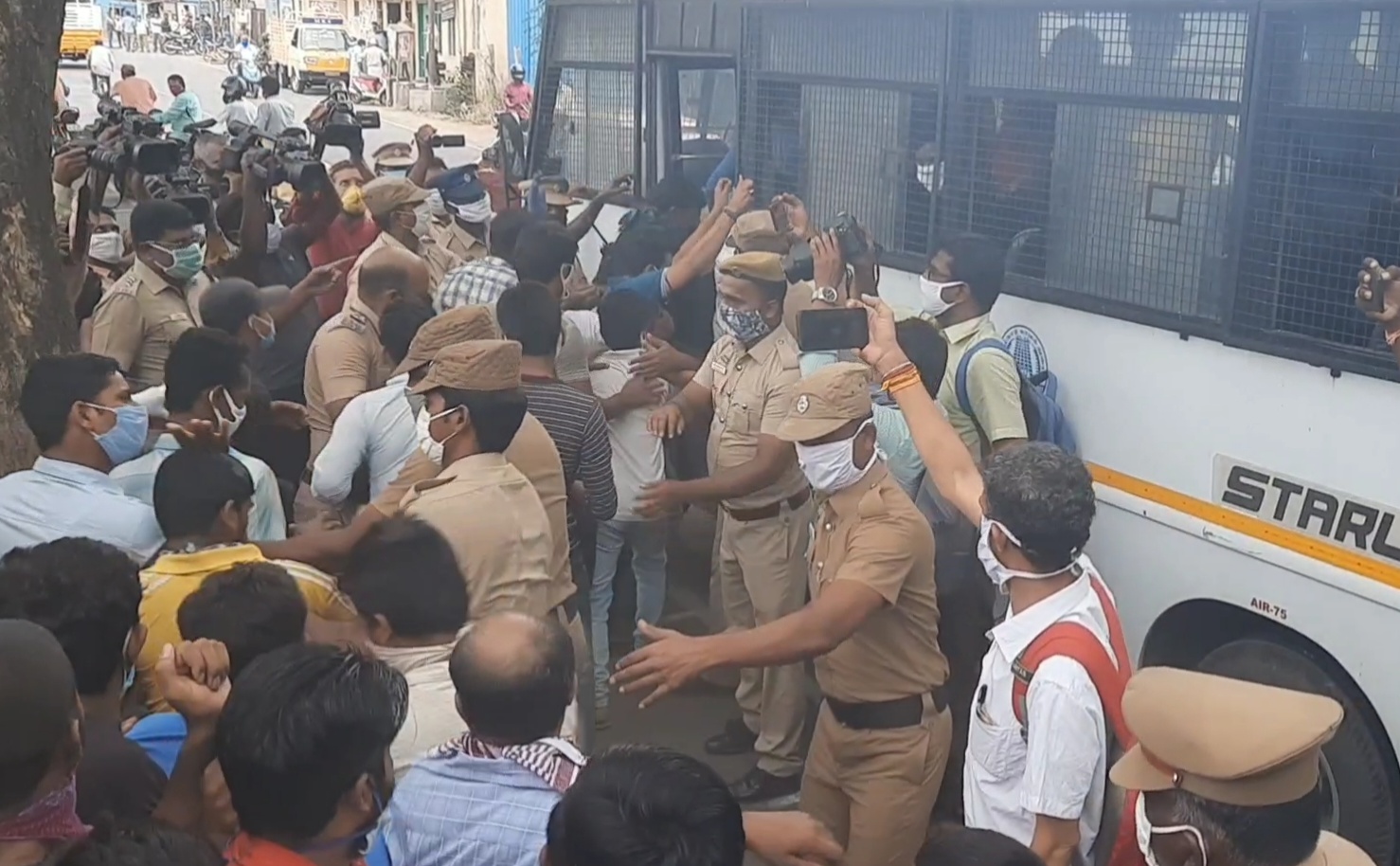 Salem police arrest Migrant workers protesting before collectorate