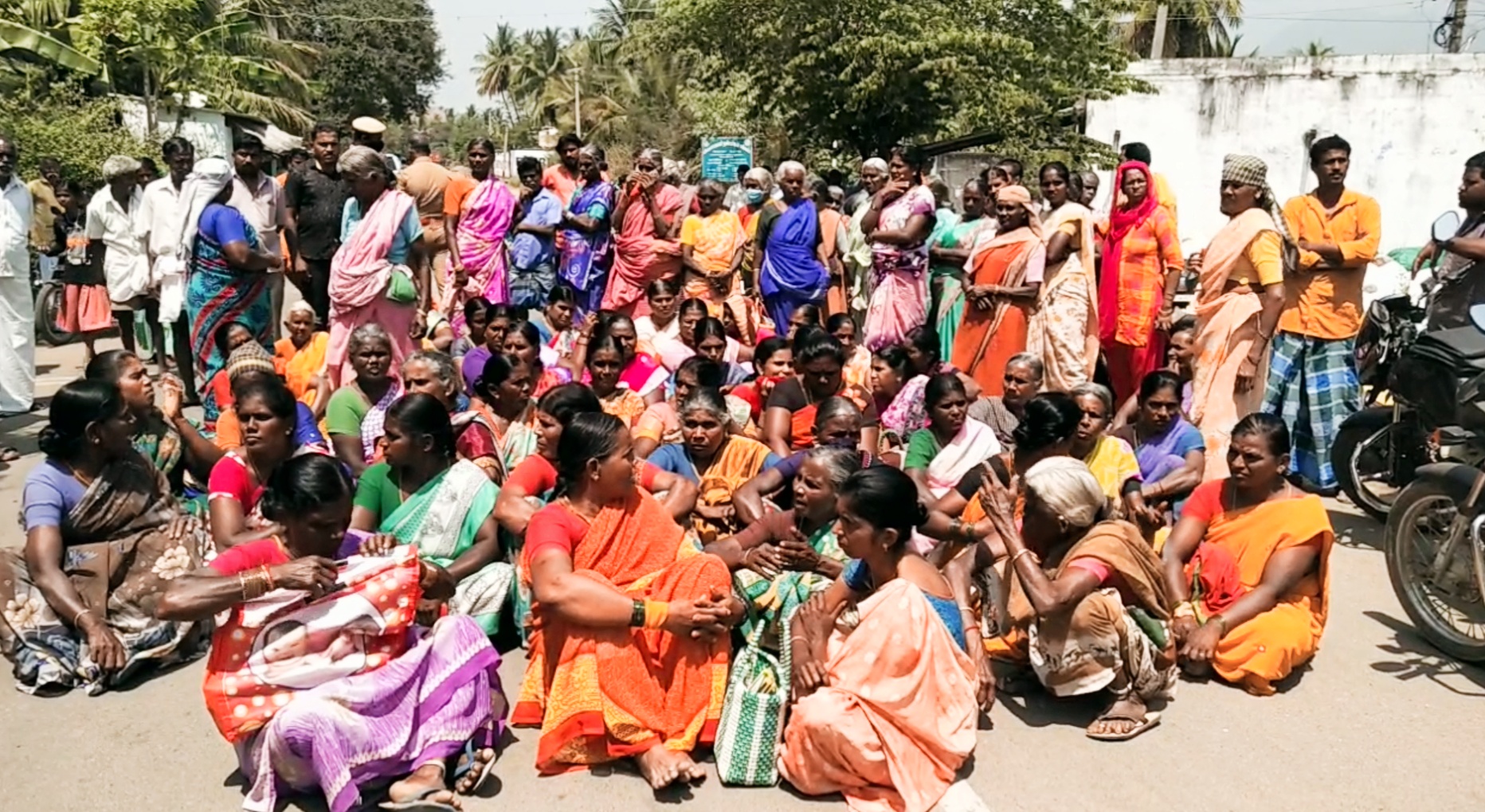 சேலம் குவாரி ஏலத்தை ரத்து செய்ய வலியுறுத்தி பொதுமக்கள் சாலை மறியல்