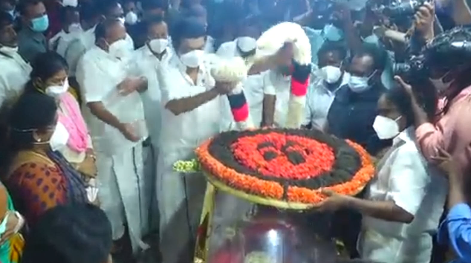 veerapandi raja  funeral ceremony  funeral ceremony of veerapandi raja  வீரபாண்டி ராஜாவின் உடல் நல்லடக்கம்  வீரபாண்டி ராஜா  நல்லடக்கம்