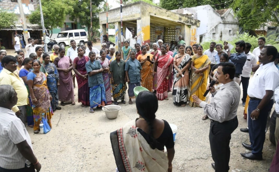 நூறுநாள் திட்ட பணியாளர்களுடன் ஆலோசனை செய்யும் மாவட்ட ஆட்சியர்