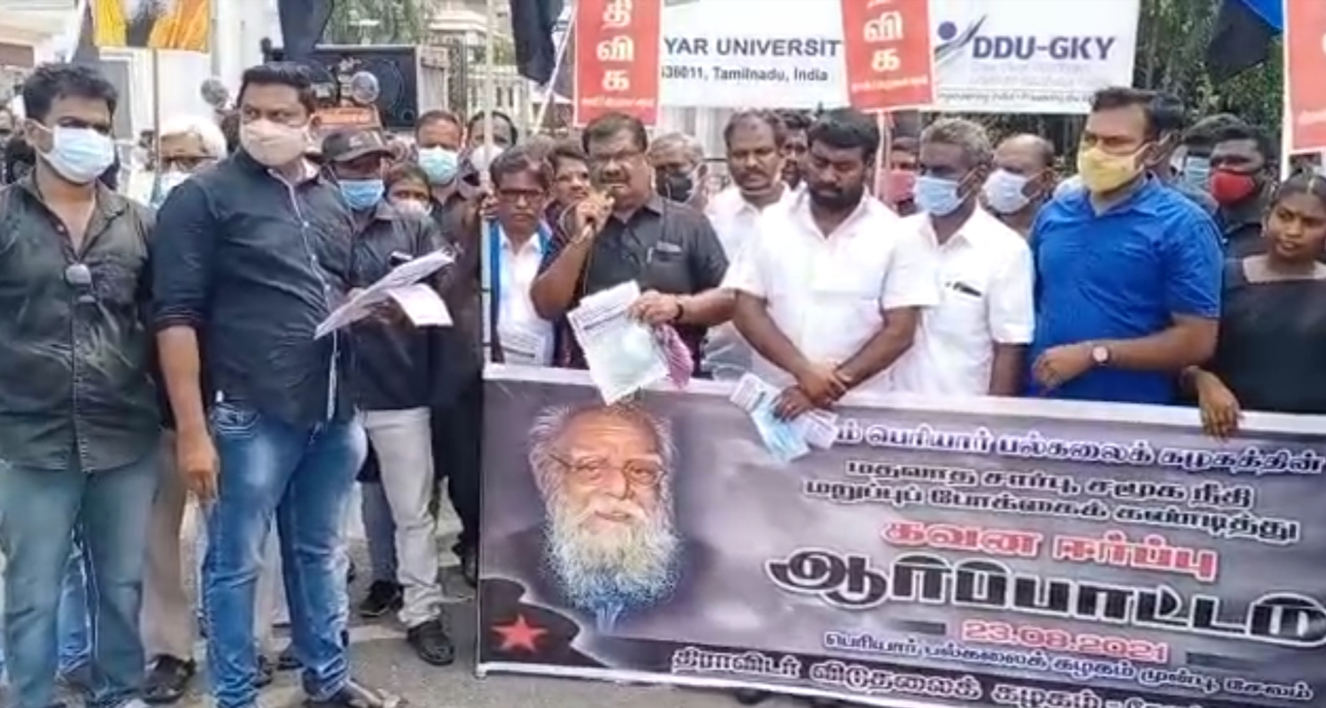 tvk koluthur mani protest at Periyar University