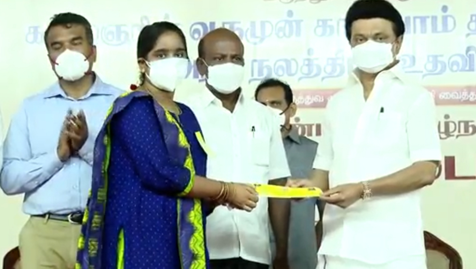 நலத்திட்ட உதவிகளை வழங்கிய முதலமைச்சர்