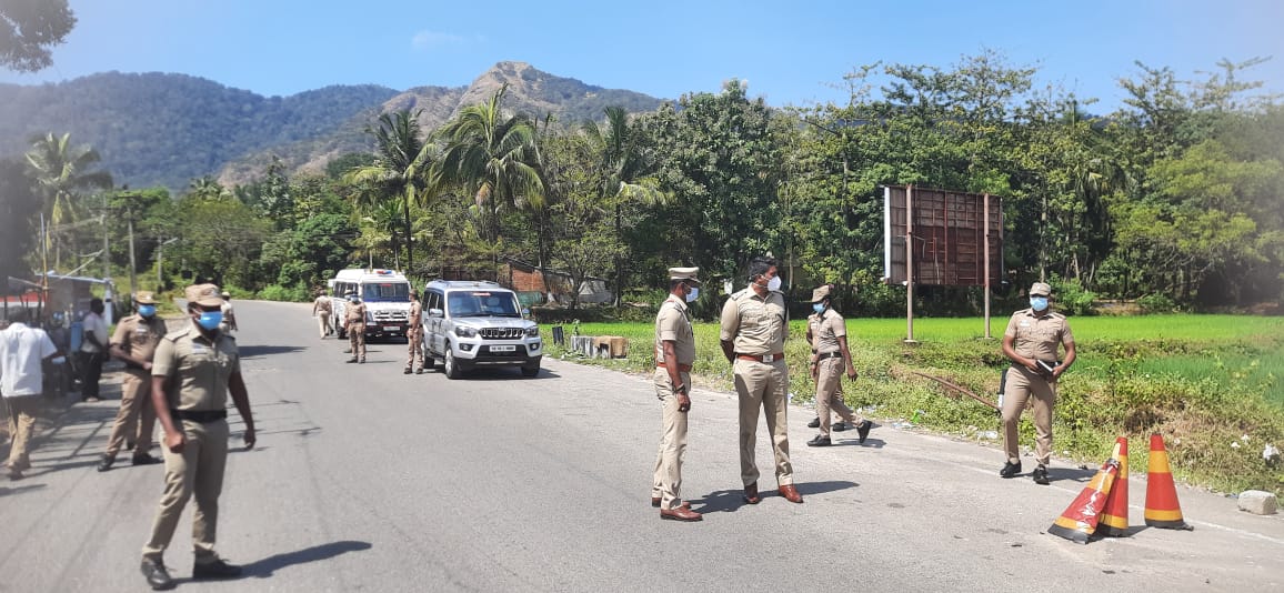 puliyar check post  tenkasi sp  tenkasi sp checked puliyar check post  tenkasi sp inspection  புளியரை காவல் நிலையம்  தென்காசி மாவட்ட காவல் கண்காணிப்பாளர்  தமிழக-கேரள எல்லையில் எஸ்பி ஆய்வு  தமிழக-கேரள எல்லையில் அமைந்துள்ள சோதனைச் சாவடியை எஸ்பி ஆய்வு  தமிழக-கேரள எல்லை