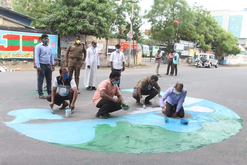 கரோனா விழிப்புணர்விற்காக சாலையில் வரையப்பட்ட ஓவியம்!