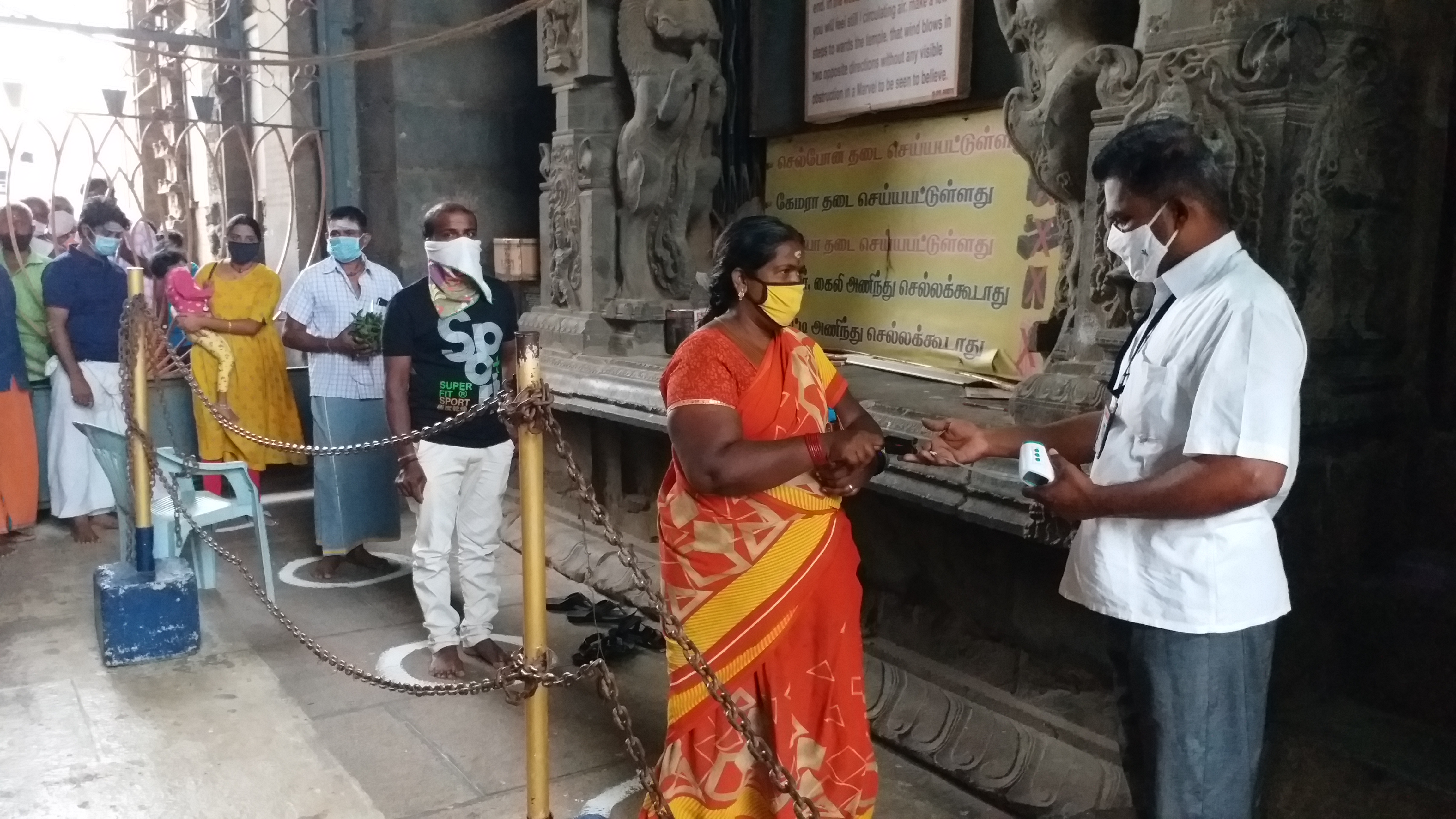 tenkasi in kasi viswanathar temple devotees sent back who had high temperature