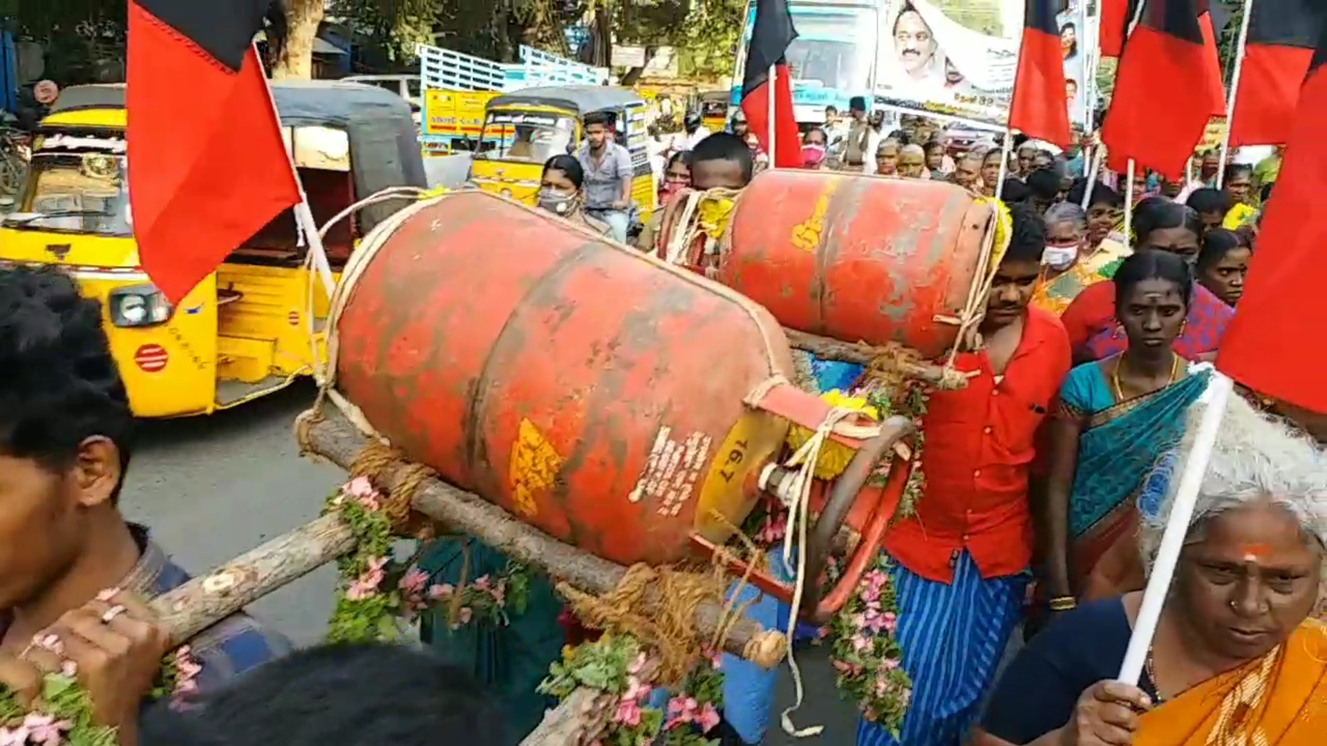 சிலிண்டருக்கு பாடை கட்டிய திமுக