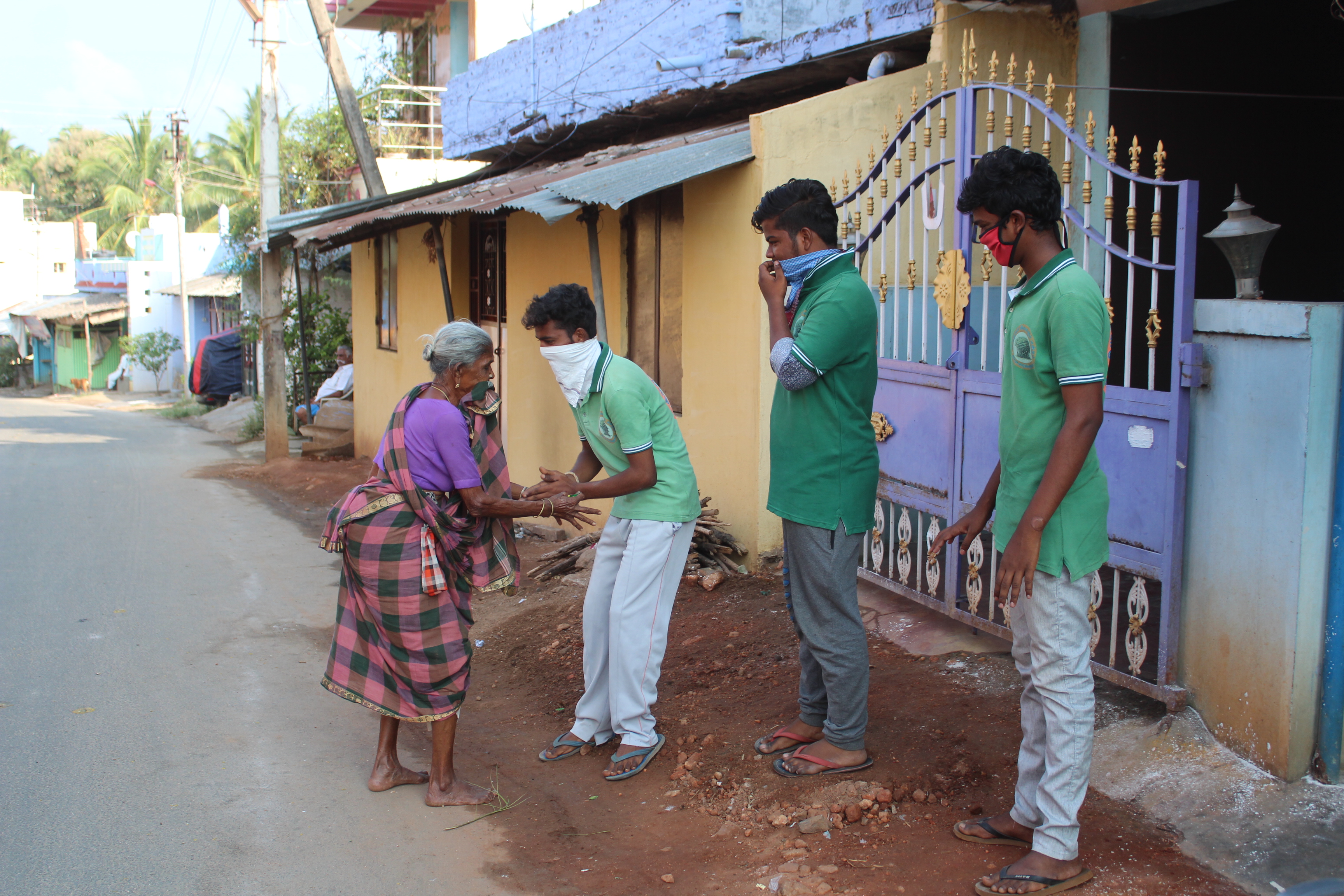 பெரியவர்களின் காலில் விழும் விழுதுகள் மன்ற இளைஞர்கள்