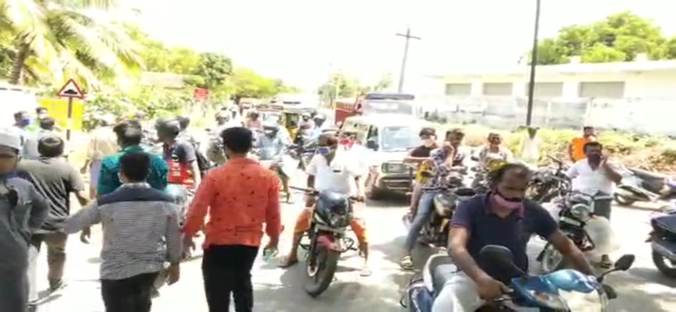 tiruppur people road roko for not getting drinking water