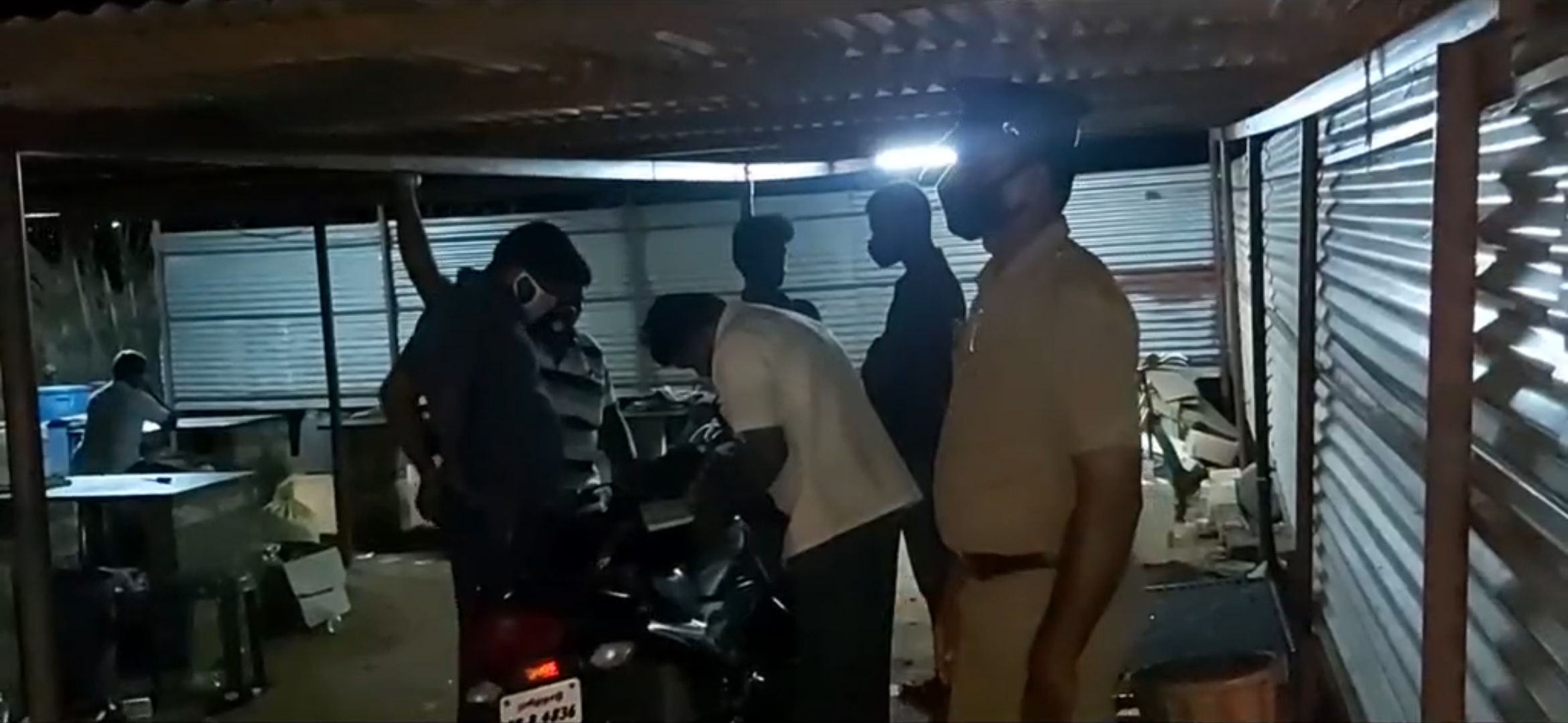 tiruppur--almost 2 lakhs-stolen-from-govt-tasmac-shop