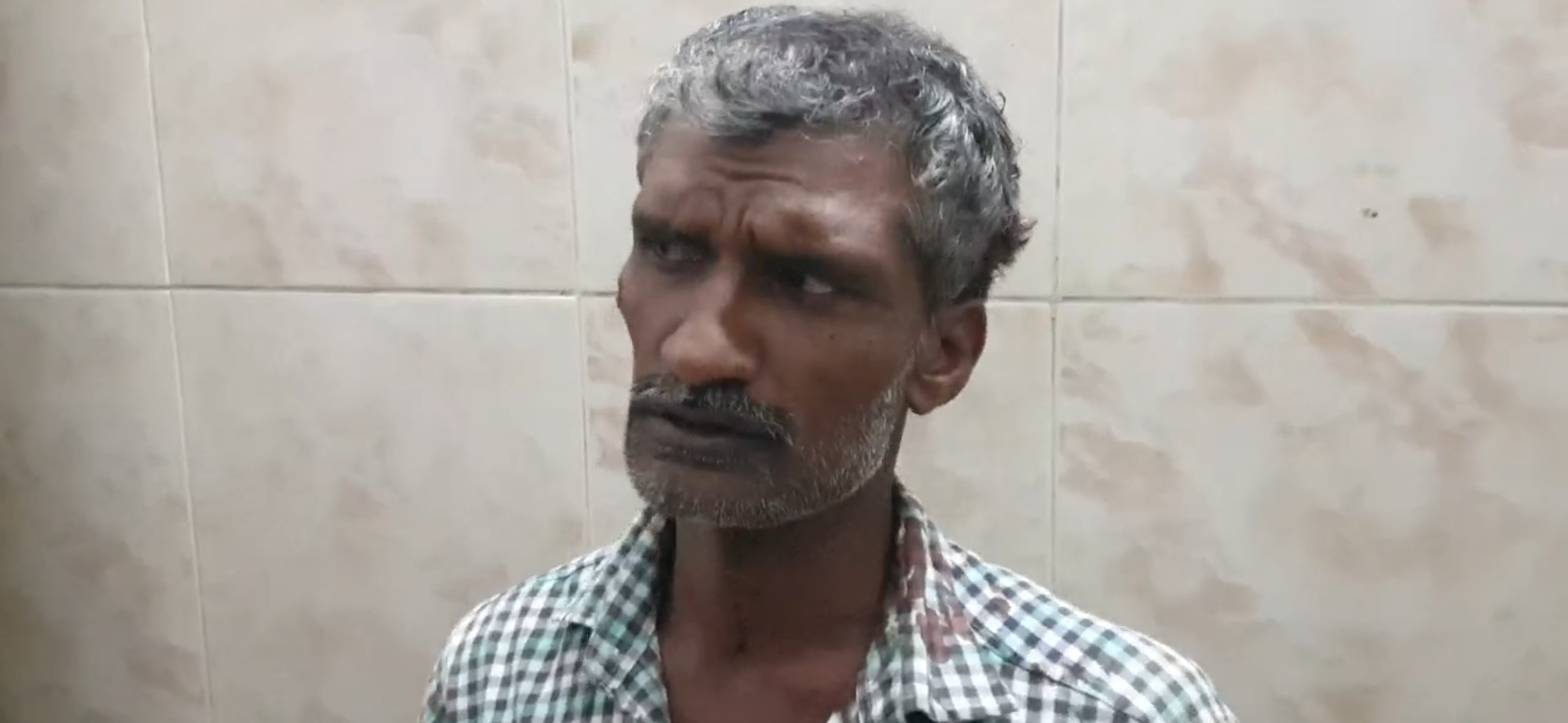 a gang attcked and robbed amount from tasmac sales person in tharapuram