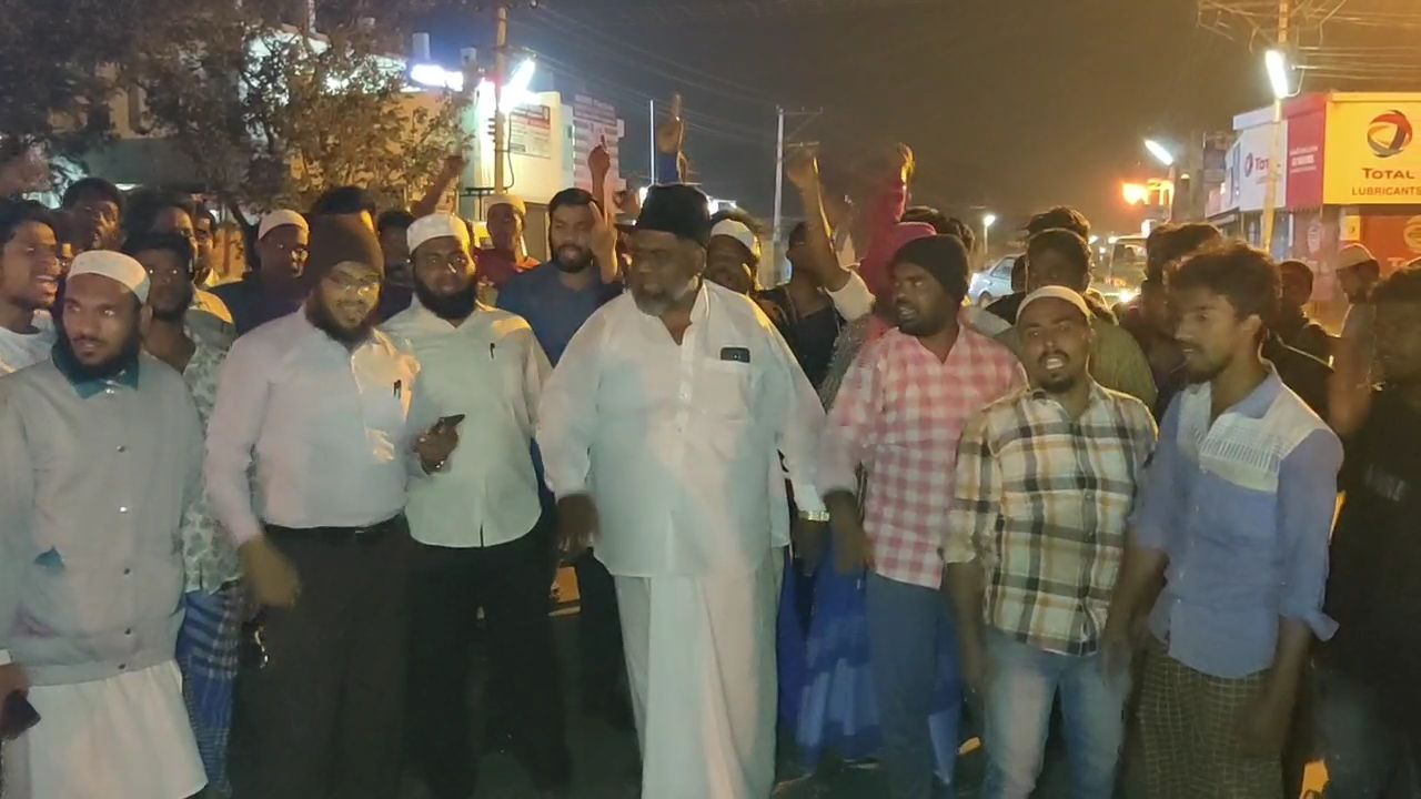 muslim people protest and demand to arrest kalyanaraman