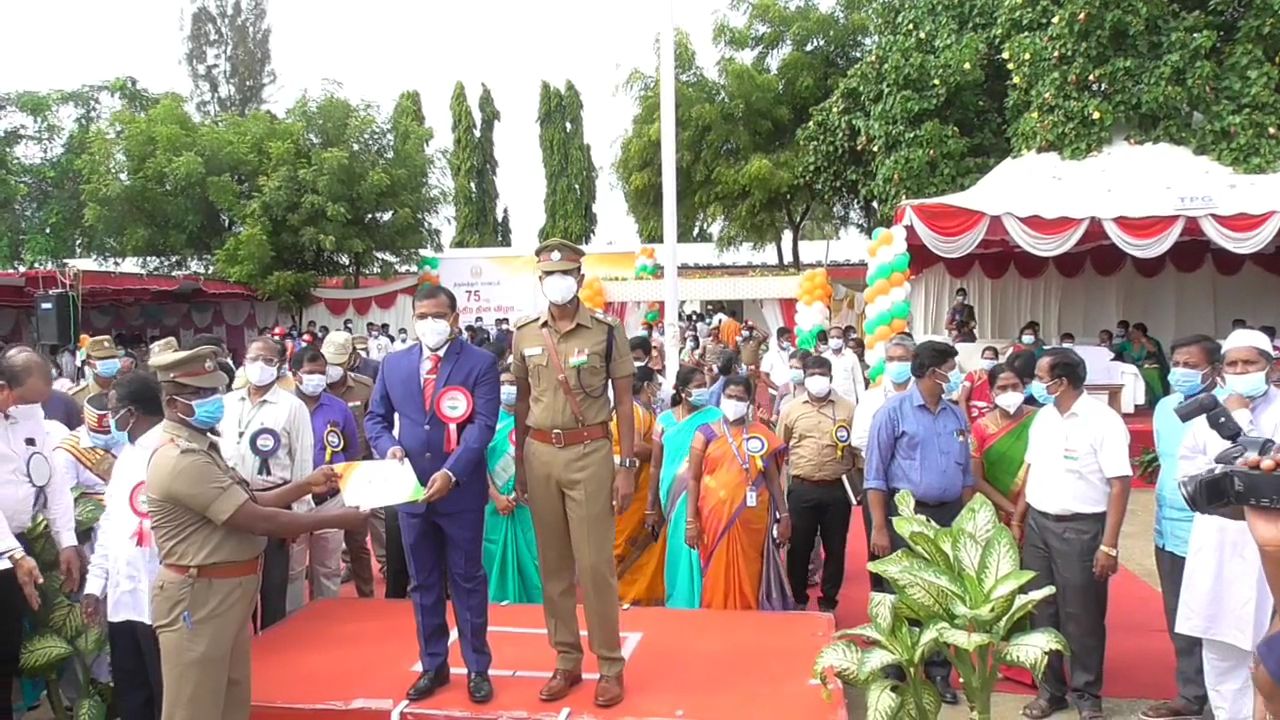 thirupattur news  thirupattur latest news  independence day celebration in thirupattur  75th independence day  75th independence day celebration  ndependence day  national flag  collector hoisting national flag  thirupattur collector  திருப்பத்தூர் செய்திகள்  திருப்பத்தூர் மாவட்ட ஆட்சியர்  கொடி ஏற்றி வைத்த ஆட்சியர்  தேசியக் கொடி  நலத்திட்ட உதவிகள்  75 ஆவது சுதந்திர தினம்  சுதந்திர தினம்  சுதந்திர தன விழா  சான்றிதழ் வழங்குதல்