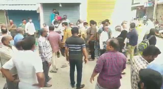 jewellery shop owner protest against ambur si