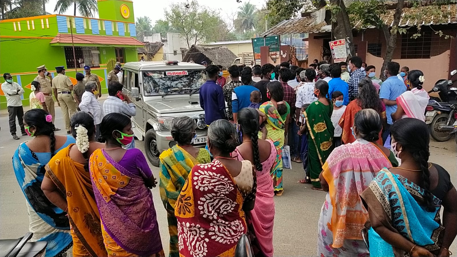 இலங்கை தமிழர்களுக்கு வேறு இடம் கொடுங்கள்- கிராம மக்கள் மறியல் போராட்டம்