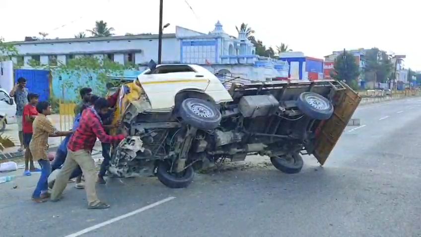 ஆம்பூரில் டாட்டா ஏஸ் வாகனம் தலைகுப்புற கவிழ்ந்து விபத்து