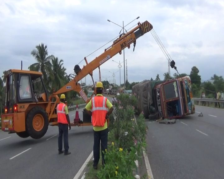 tripattur bangalore chennai highway jammed in lorry accident and 2 injured