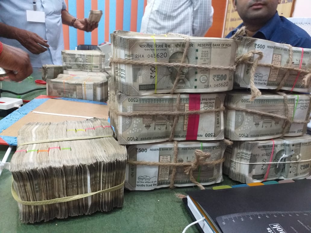 Rs. 1crore cash seized by Election Commission in Tamilnadu