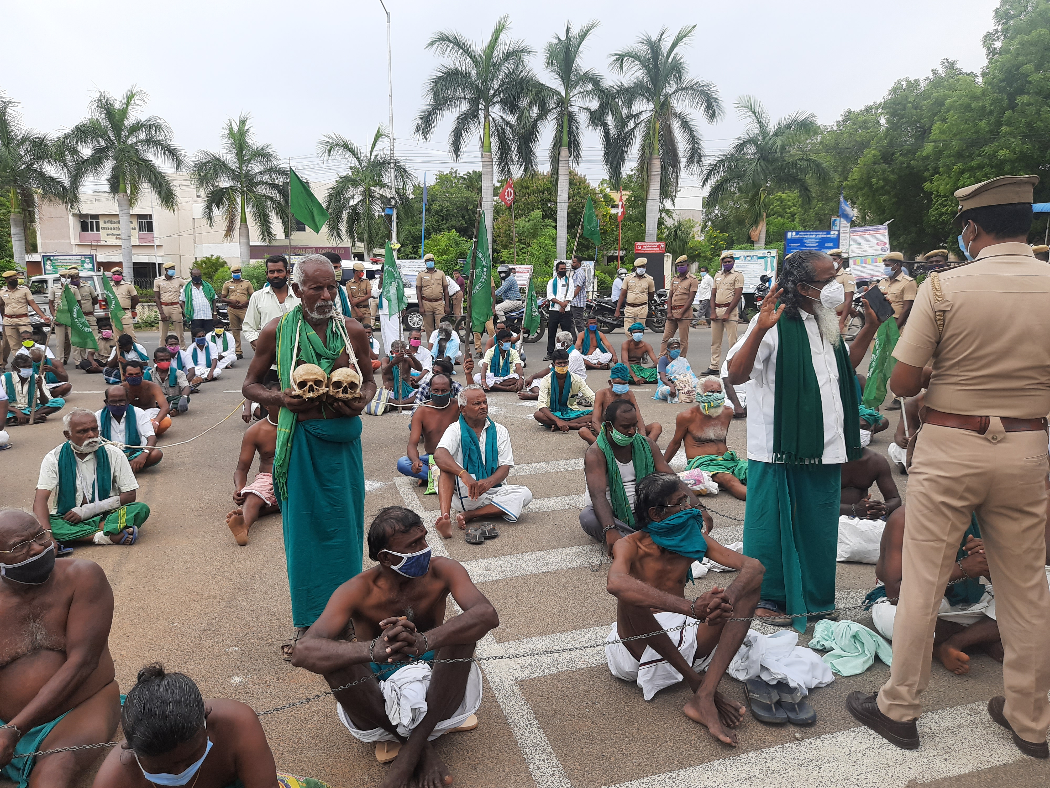 trichy farmers protest  புதிய வேளாண் மசோதாவிற்கு எதிரான போராட்டம்  agri bill protest  farmers protest  agri bill farmers protest