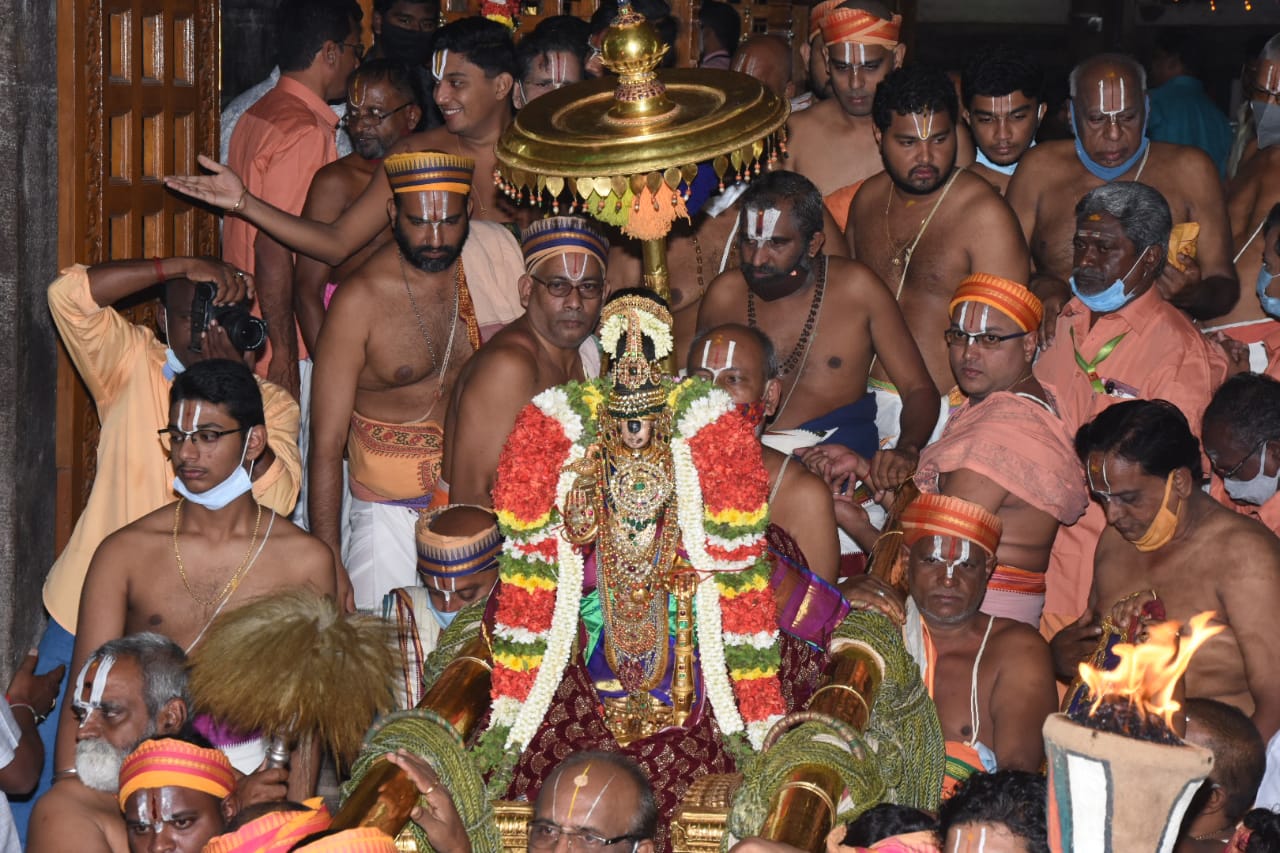 SRIRANGAM RANGANATHASWAMY TEMPLE PAGAL PATHU FESTIVAL STARTED,  ஸ்ரீரங்கம் பகல் பத்து விழா, ஸ்ரீரங்கம் வைகுண்ட ஏகாதேசி விழா 2021, Srirangam Vaikunda ekadasi festival 2021, SRIRANGAM RANGANATHASWAMY TEMPLE, ஸ்ரீரங்கம் கோயில் மார்கழி மாத விழா, Srirangam Sorgavasal opening ceremony 2021, ஸ்ரீரங்கம் கோயில் சொர்க்கவாசல் திறப்பு