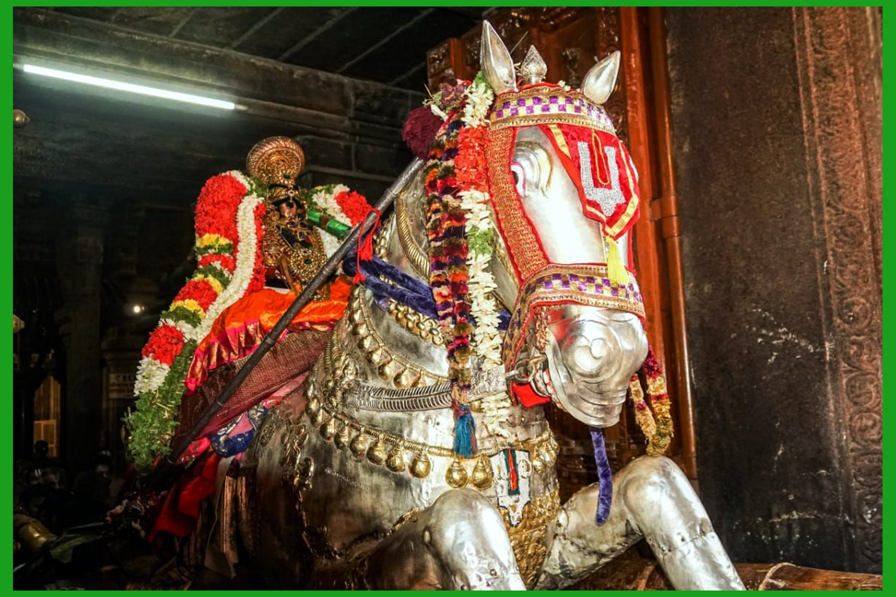 நம்பெருமாள்  வெள்ளி குதிரை வாகனத்தில் பக்தர்களுக்குச் சேவை