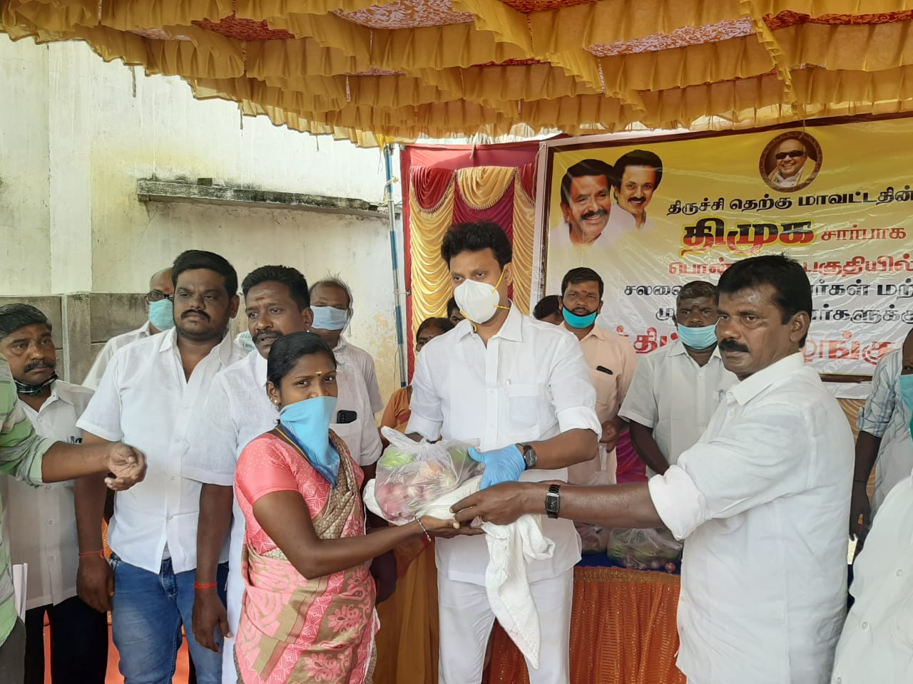 திருவெறும்பூரில் கரோனா நிவாரணப் பொருட்கள் வழங்கிய அன்பில் மகேஷ் பொய்யாமொழி