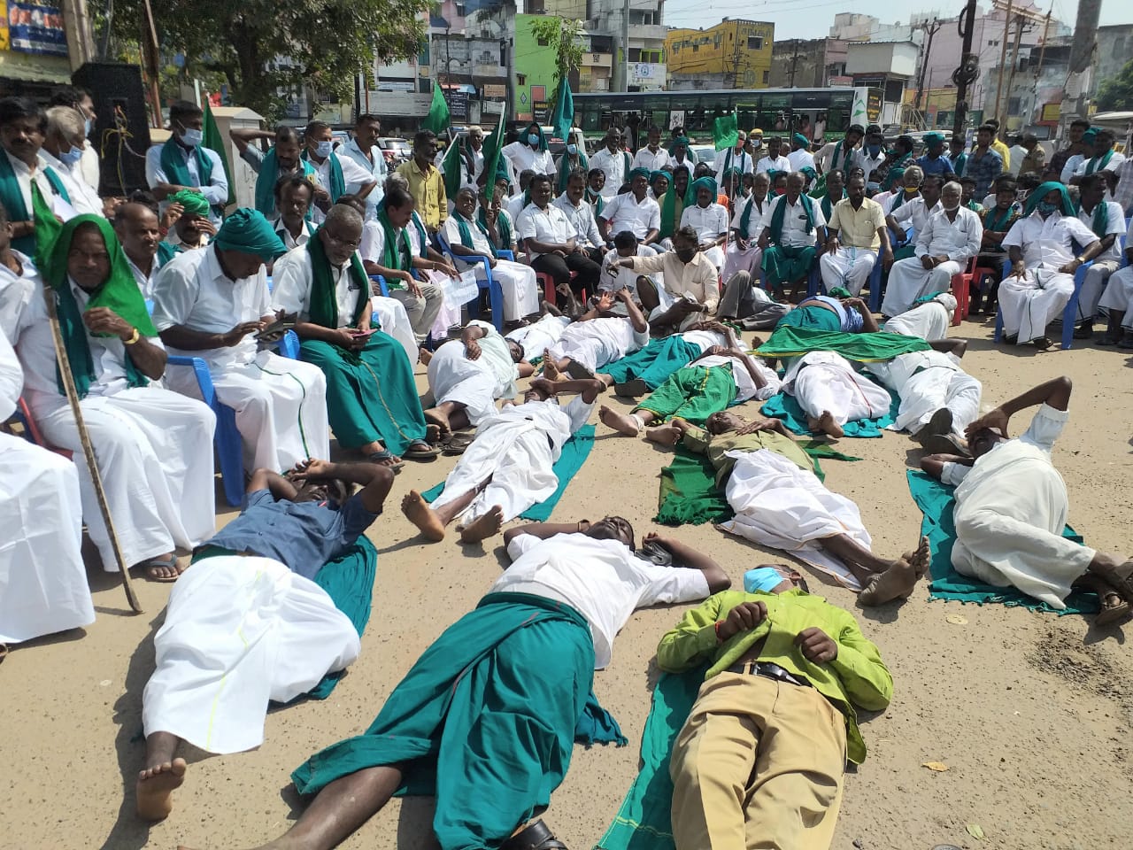 Farmers hunger strike in Trichy to support famers potest