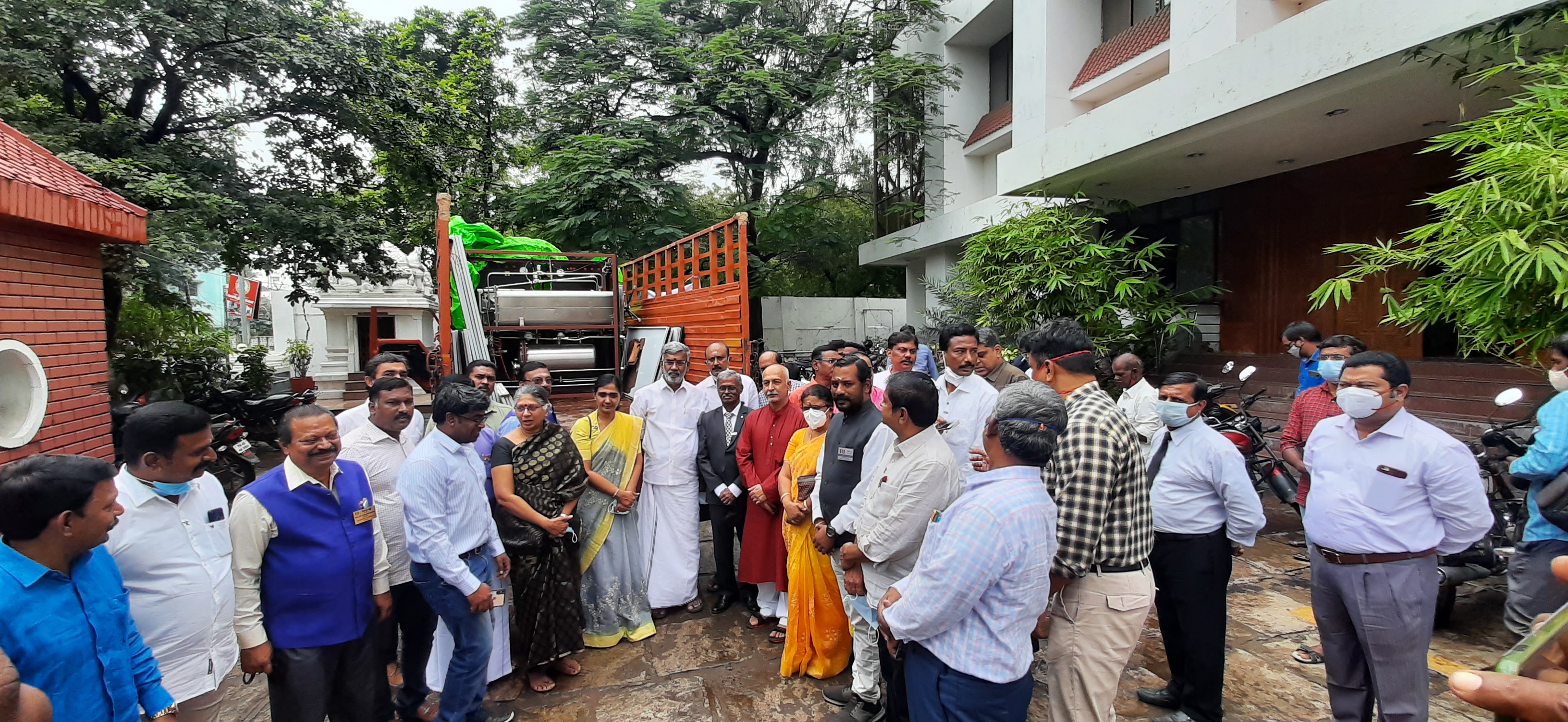 மருத்துவ உபகரணங்களை வழங்கிய அமைச்சர்