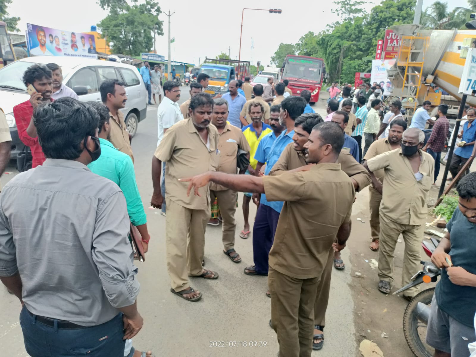 பேருந்து நிறுத்தத்தில் நிறுத்தாத்தால் டிரைவர் மீது தாக்குதல் : டிரைவர்கள் போராட்டம்