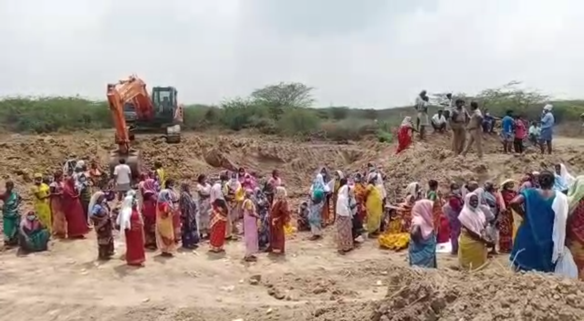 JCP Machines siege siege illegal sand mining Tiruvallur district news Tiruvalluvar latest news திருவள்ளூர் மாவட்ட செய்திகள் சட்டவிரோத மணல் கொள்ளை சிறைப்பிடிப்பு புன்னப்பாக்கம்