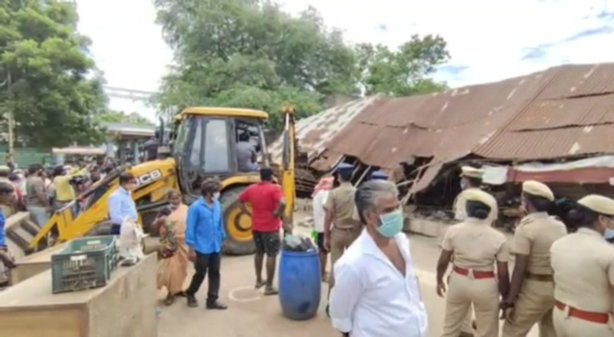 கடைகள் முன்னறிவிப்பு இன்றி அகற்றம்