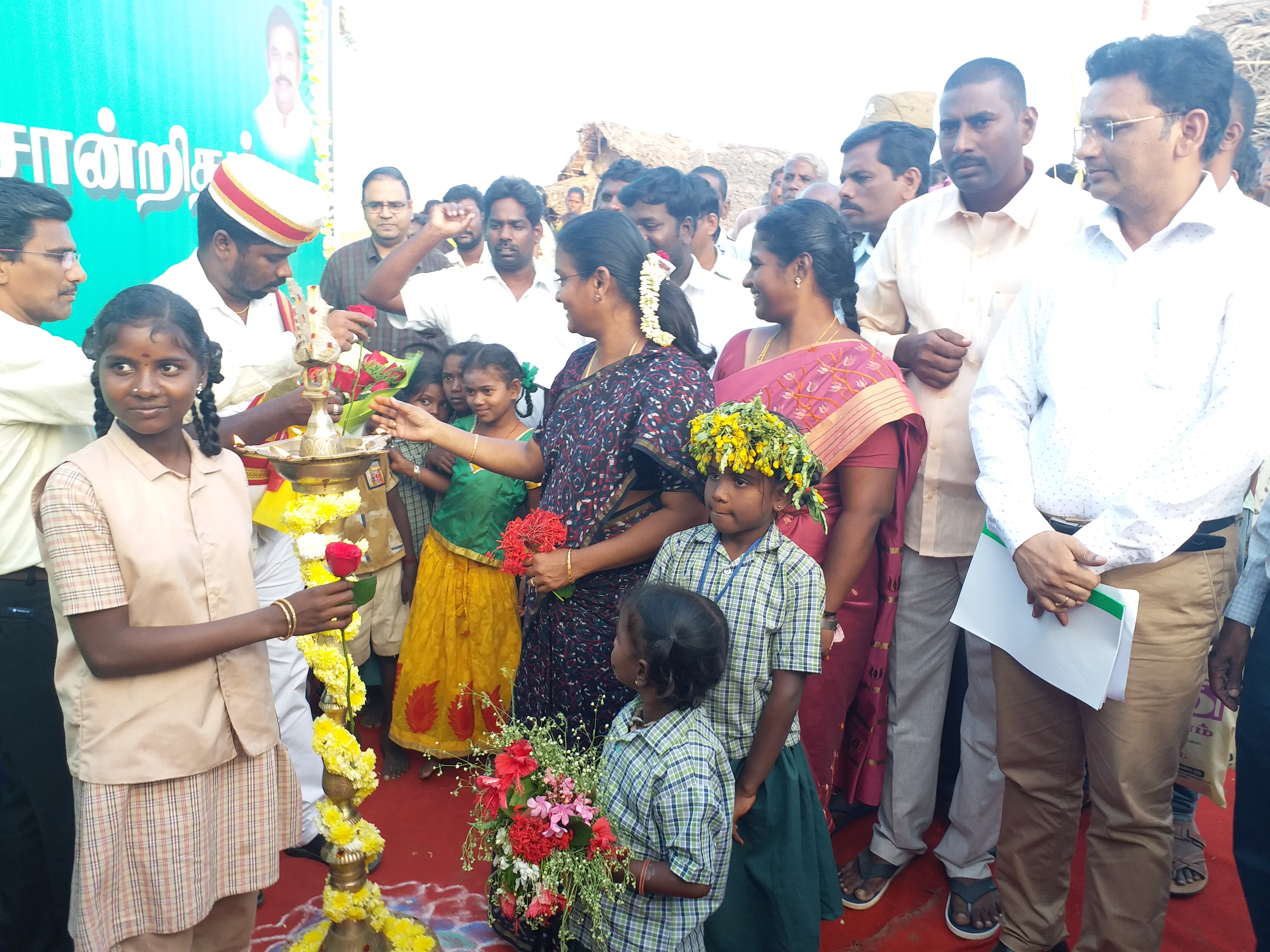 இருளர் சான்றிதழ் விழாவை தொடங்கி வைக்கும் காட்சி