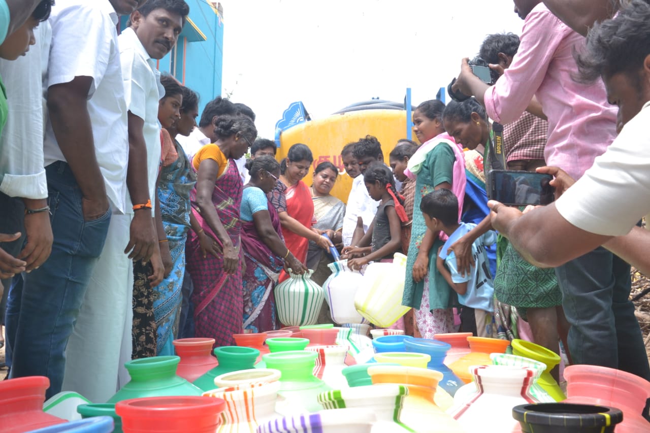 மக்களுக்கு குடிநீர் வழங்கிய கனிமொழி எம்.பி