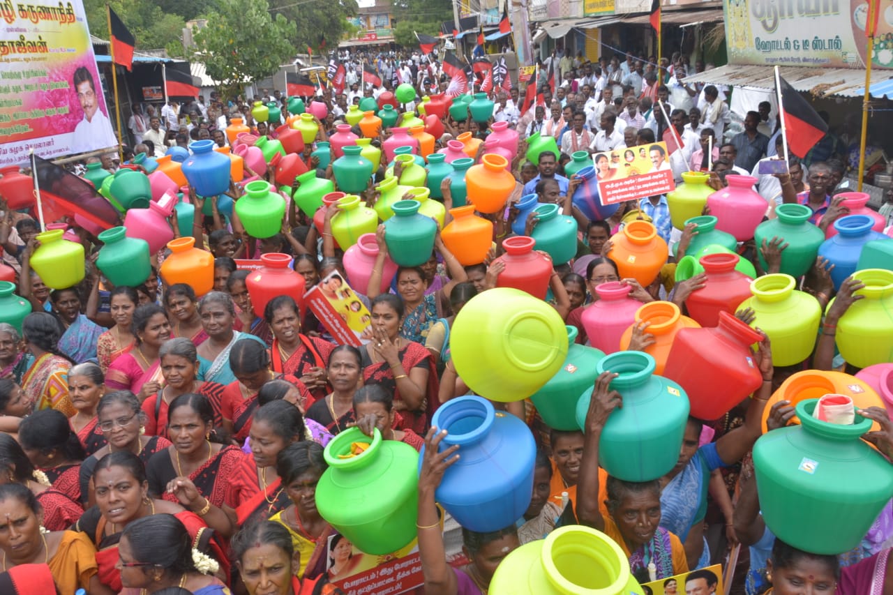 காலி குடங்களுடன் பெண்கள் போராட்டம்