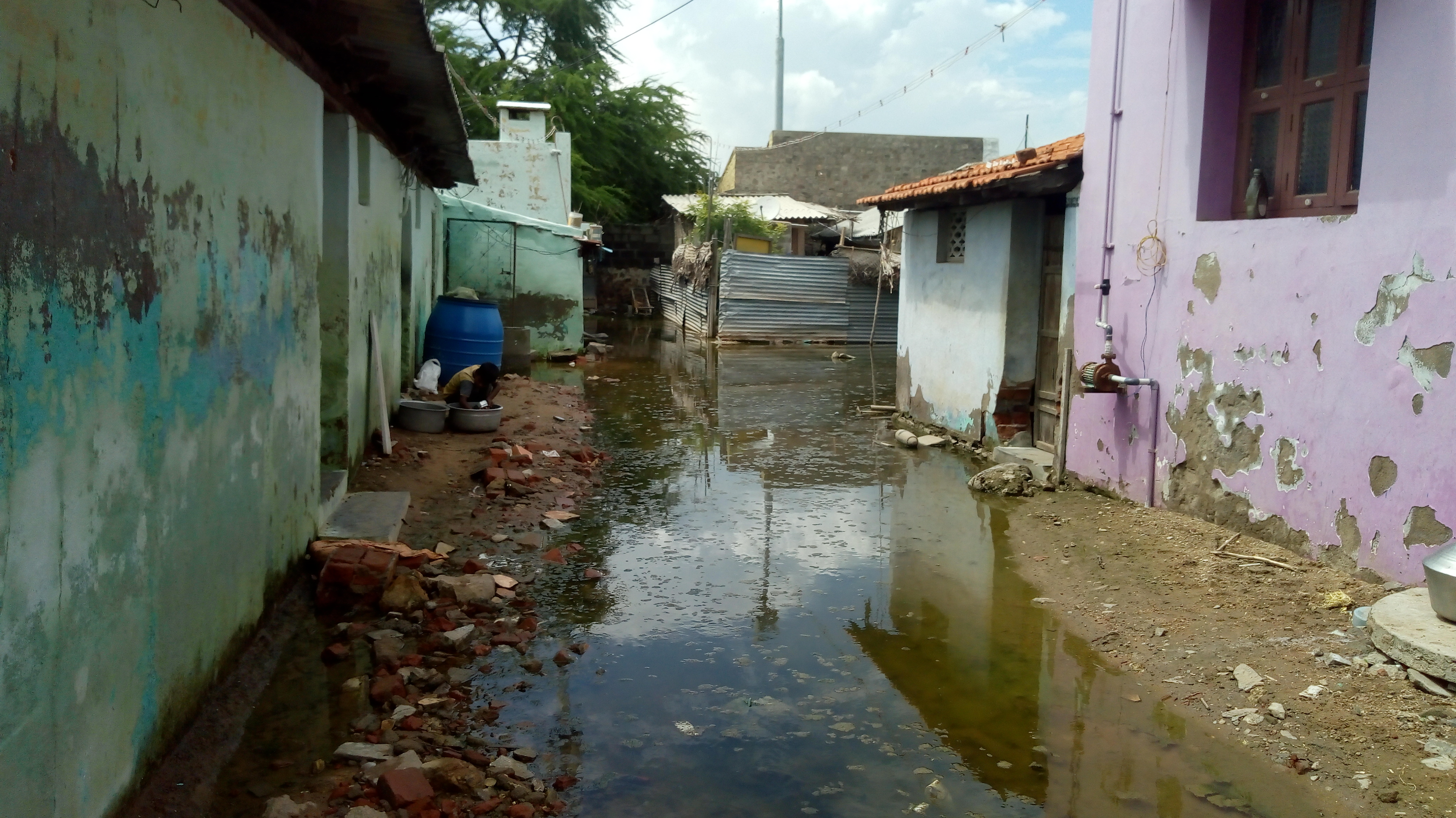 additional collector inspected rain affected areas  tuticorin rain affected areas  மழை நீரால் பாதிக்கப்பட்ட பகுதிகளை பார்வையிட்ட சட்டப்பேரவை உறுப்பினர் கீதாஜீவன்  மழை நீர் புகுந்த குடியிருப்புகள்