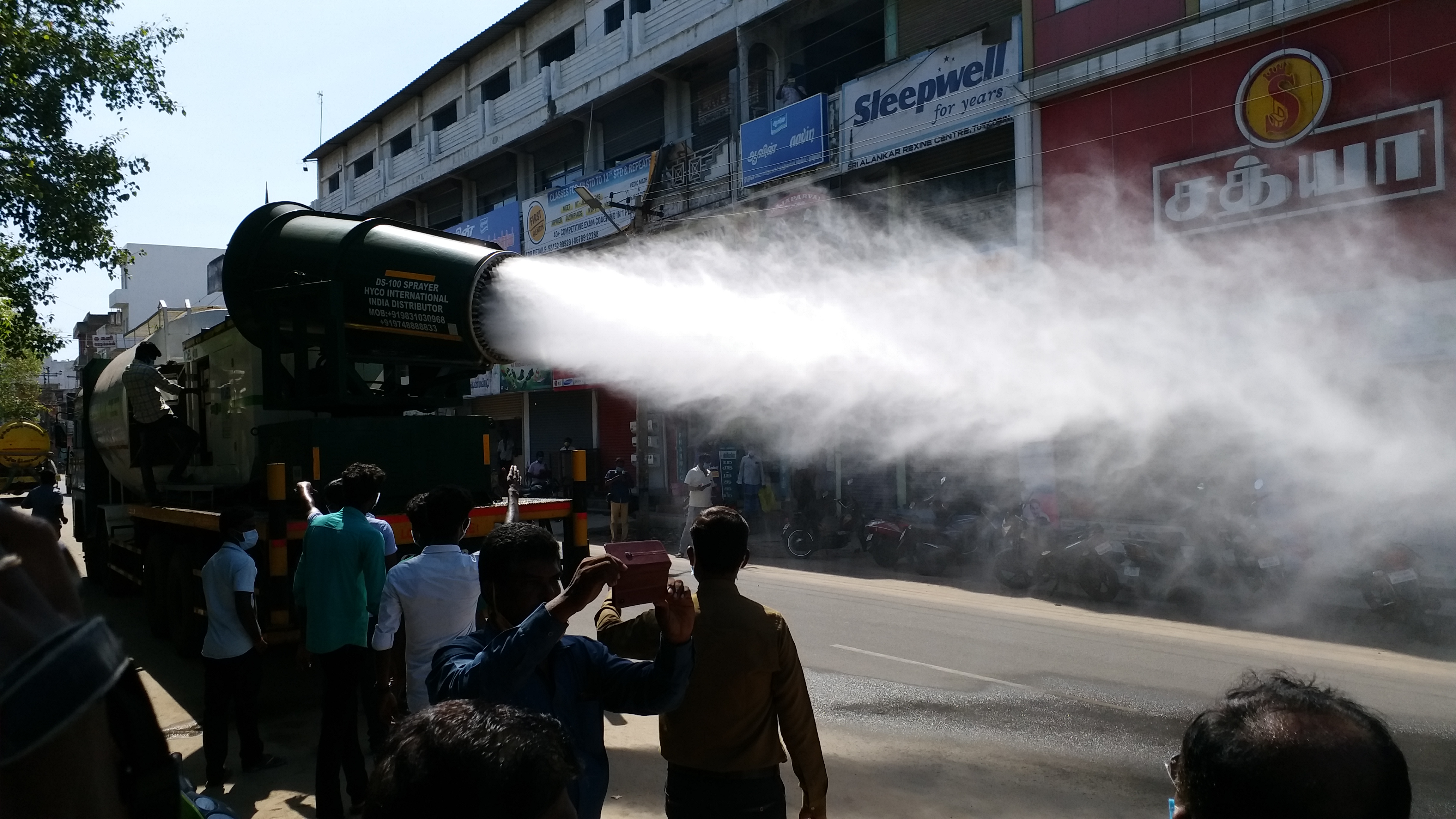 ராட்சத எந்திரம்