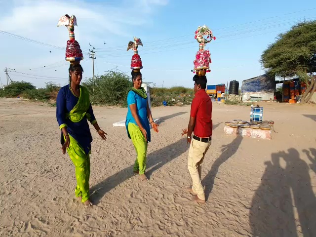 கிராமியக் கலைப் பயிற்சியில் ஈடுபடும் மூன்றாம் பாலினத்தவர்