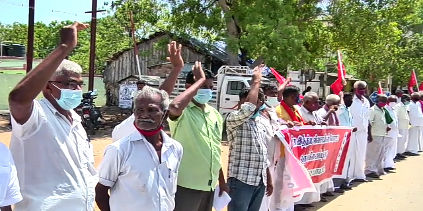 three farm bill  farmers protest  farmers protest against three farm bill  thoothukudi farmers protest against three farm bill  thoothukudi news  thoothukudi latest news  தூத்துக்குடி செய்திகள்  விவசாயிகள் போராட்டம்  மத்திய அரசுக்கு எதிராக விவசாயிகள் போராட்டம்  வேளாண் திருத்த சட்டம்  வேளாண் சட்டம்  தூத்துக்குடியில் விவசாயிகள் போராட்டம்