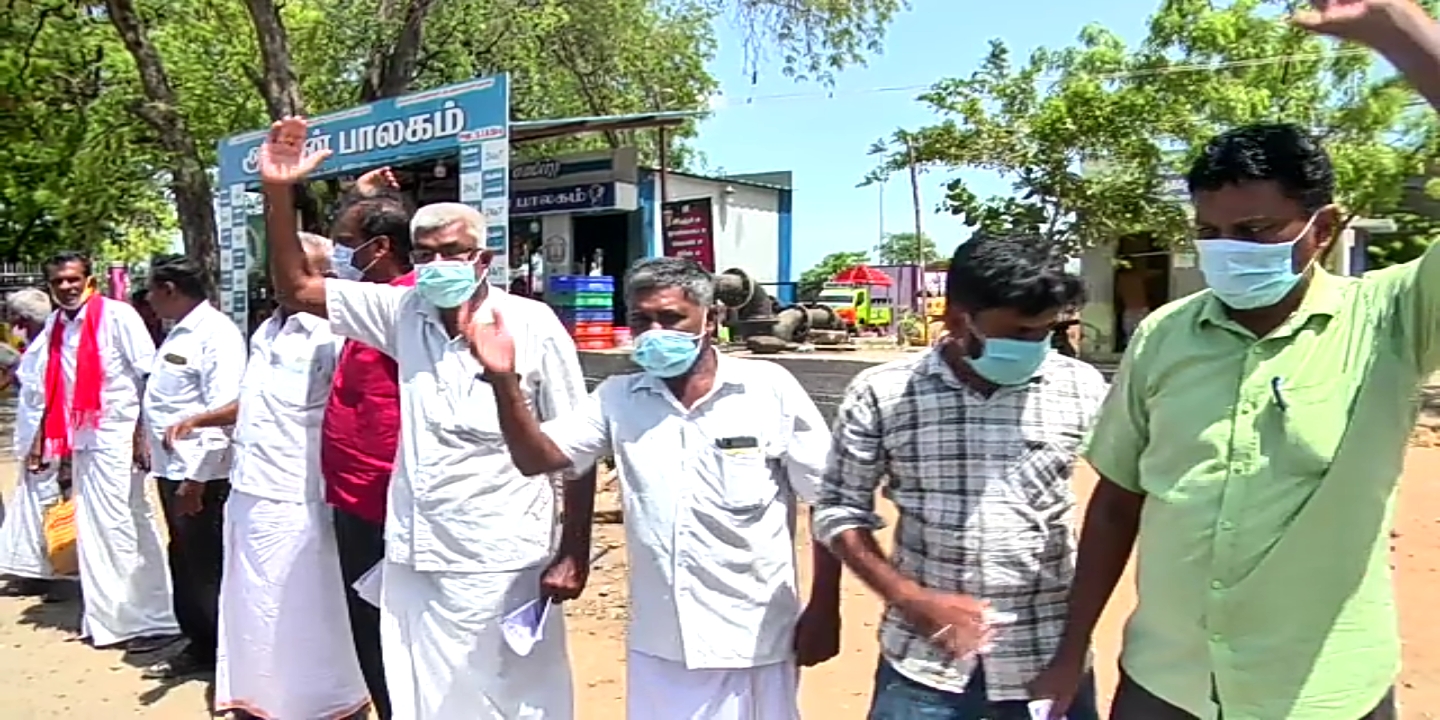 three farm bill  farmers protest  farmers protest against three farm bill  thoothukudi farmers protest against three farm bill  thoothukudi news  thoothukudi latest news  தூத்துக்குடி செய்திகள்  விவசாயிகள் போராட்டம்  மத்திய அரசுக்கு எதிராக விவசாயிகள் போராட்டம்  வேளாண் திருத்த சட்டம்  வேளாண் சட்டம்  தூத்துக்குடியில் விவசாயிகள் போராட்டம்