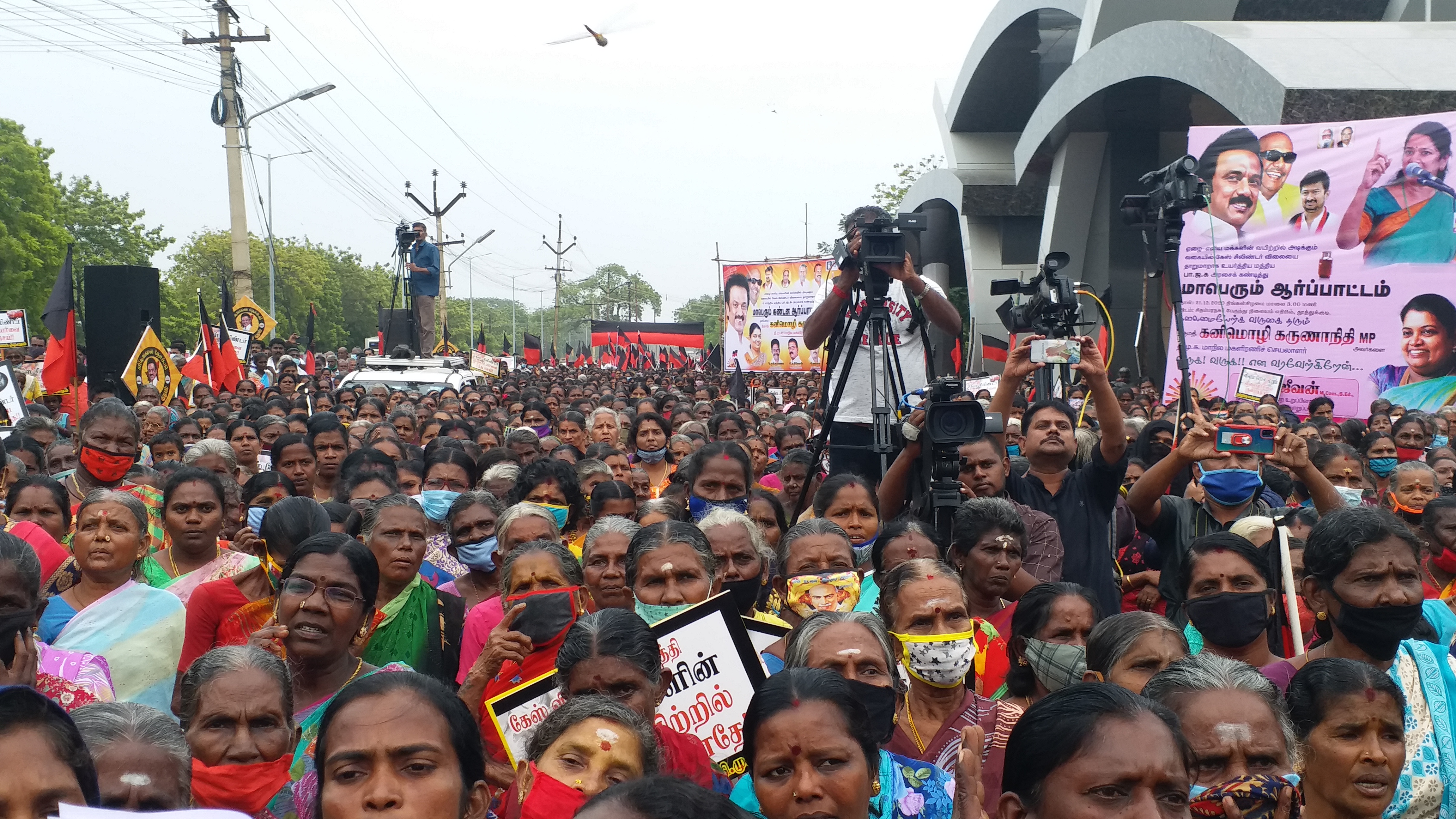 dmk mp kanimozhi protest against hike of gas clynder