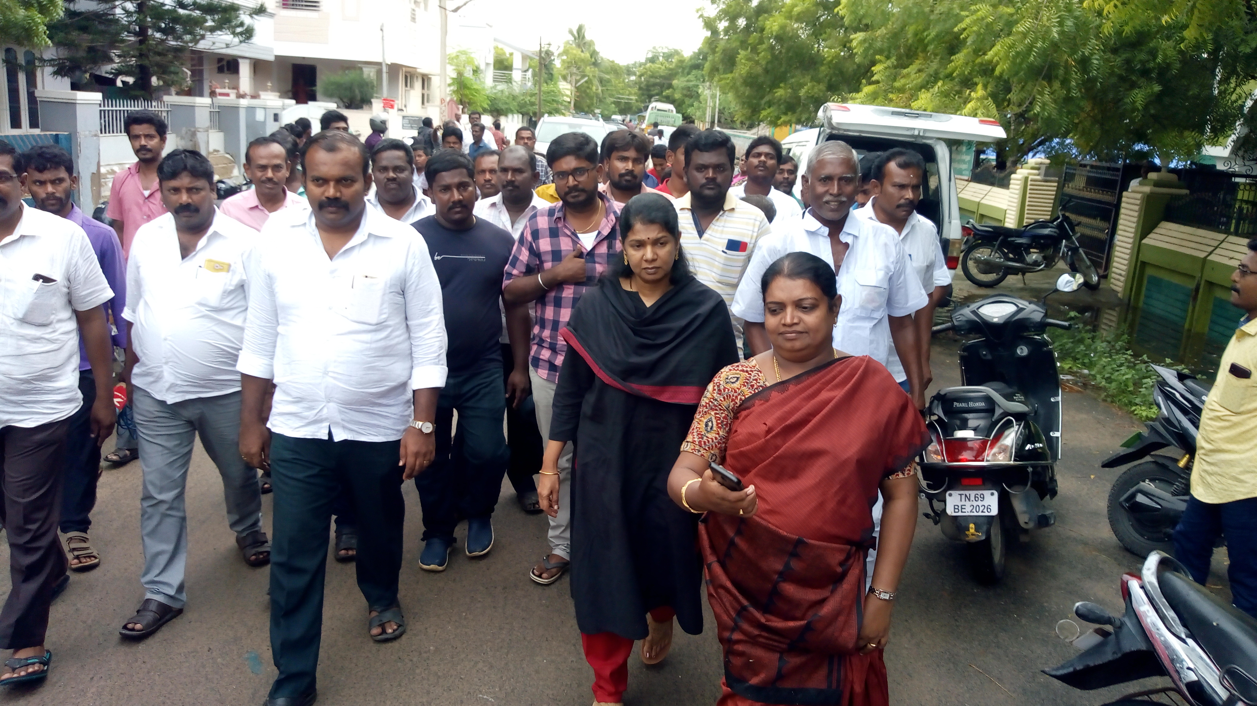 kanimozhi mp inspection  kanimozhi inspects flooded areas  kanimozhi in tuticorin  மழை வெள்ள பாதிப்பு கனிமொழி எம்.பி ஆய்வு