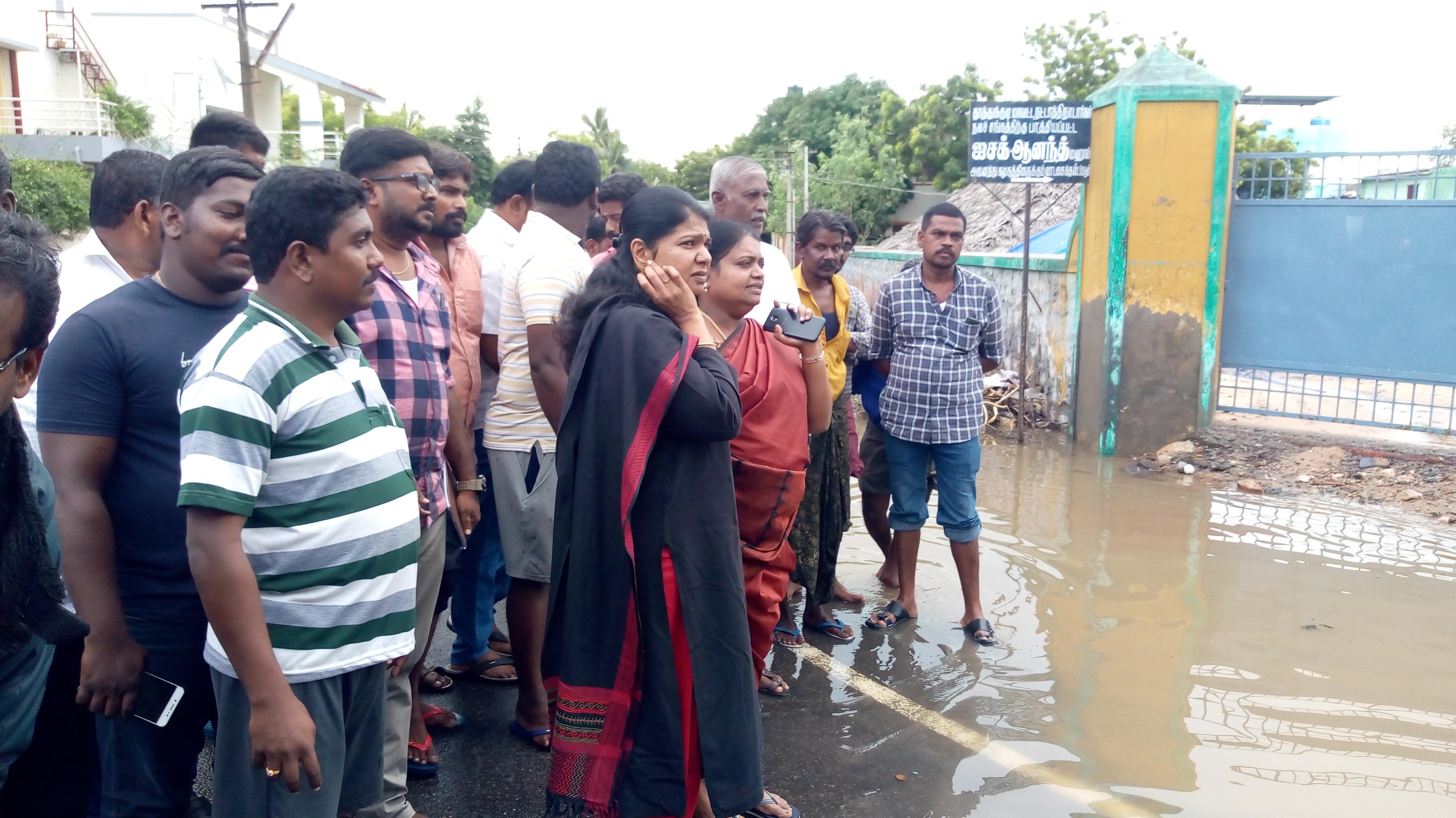 kanimozhi mp inspection  kanimozhi inspects flooded areas  kanimozhi in tuticorin  மழை வெள்ள பாதிப்பு கனிமொழி எம்.பி ஆய்வு