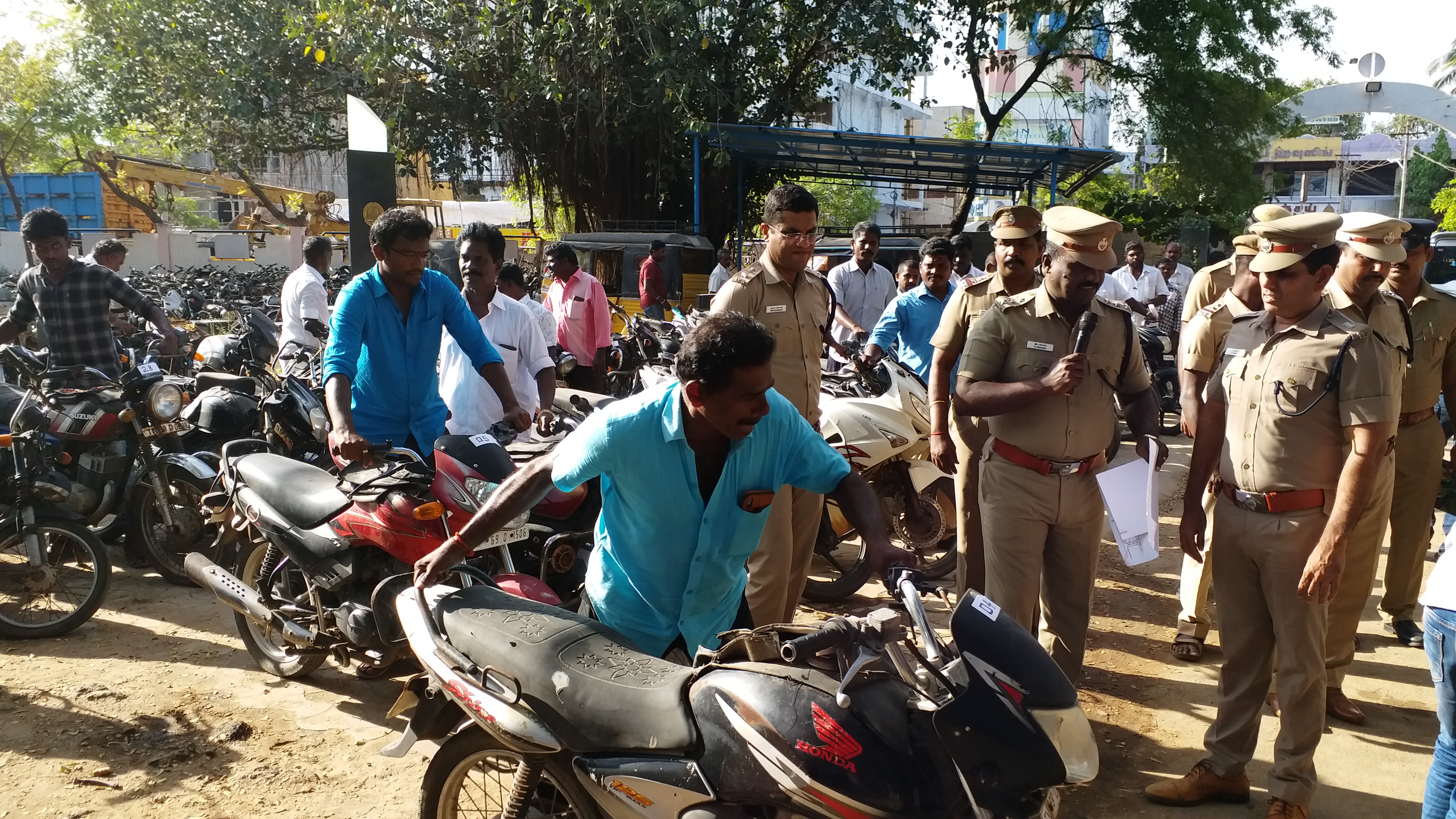 உரியவரிடம் மோட்டார் சைக்கிளை ஒப்படைக்கும் காவல்துறை